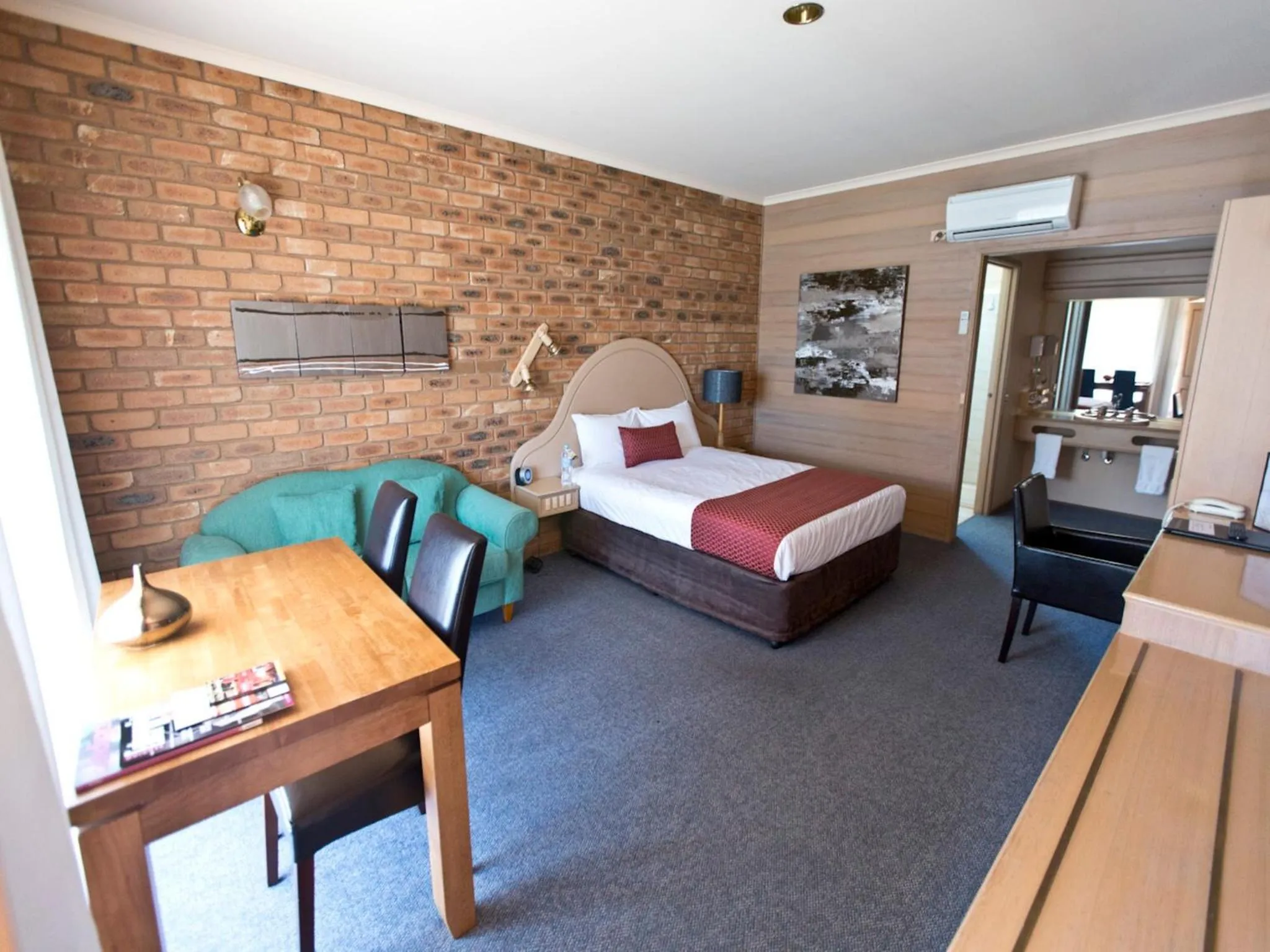 Photo of the whole room, Bed in Quality Inn Colonial