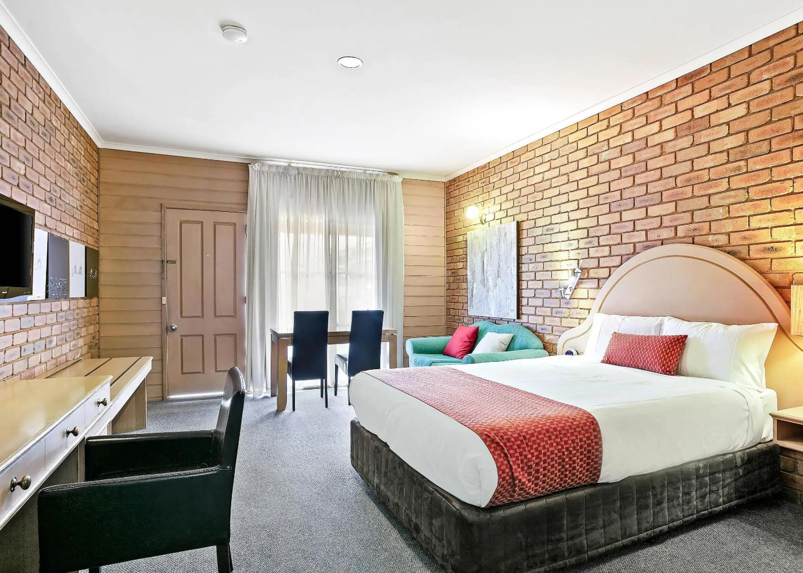 Bedroom, Bed in Quality Inn Colonial