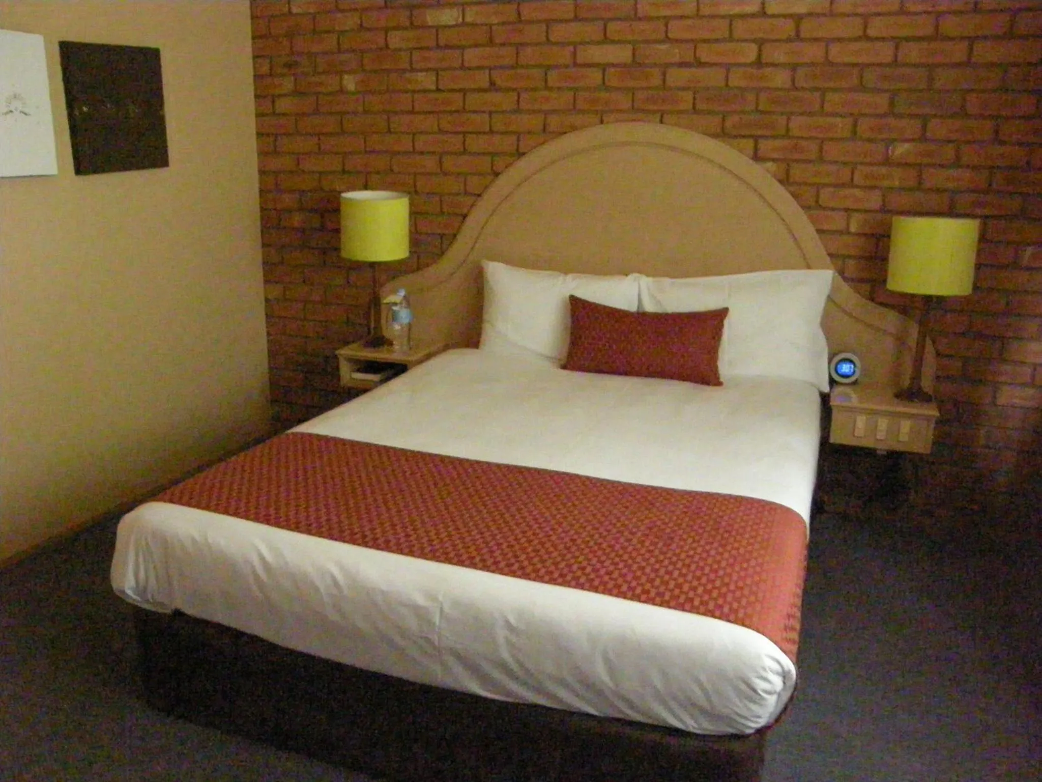 Bed in Quality Inn Colonial