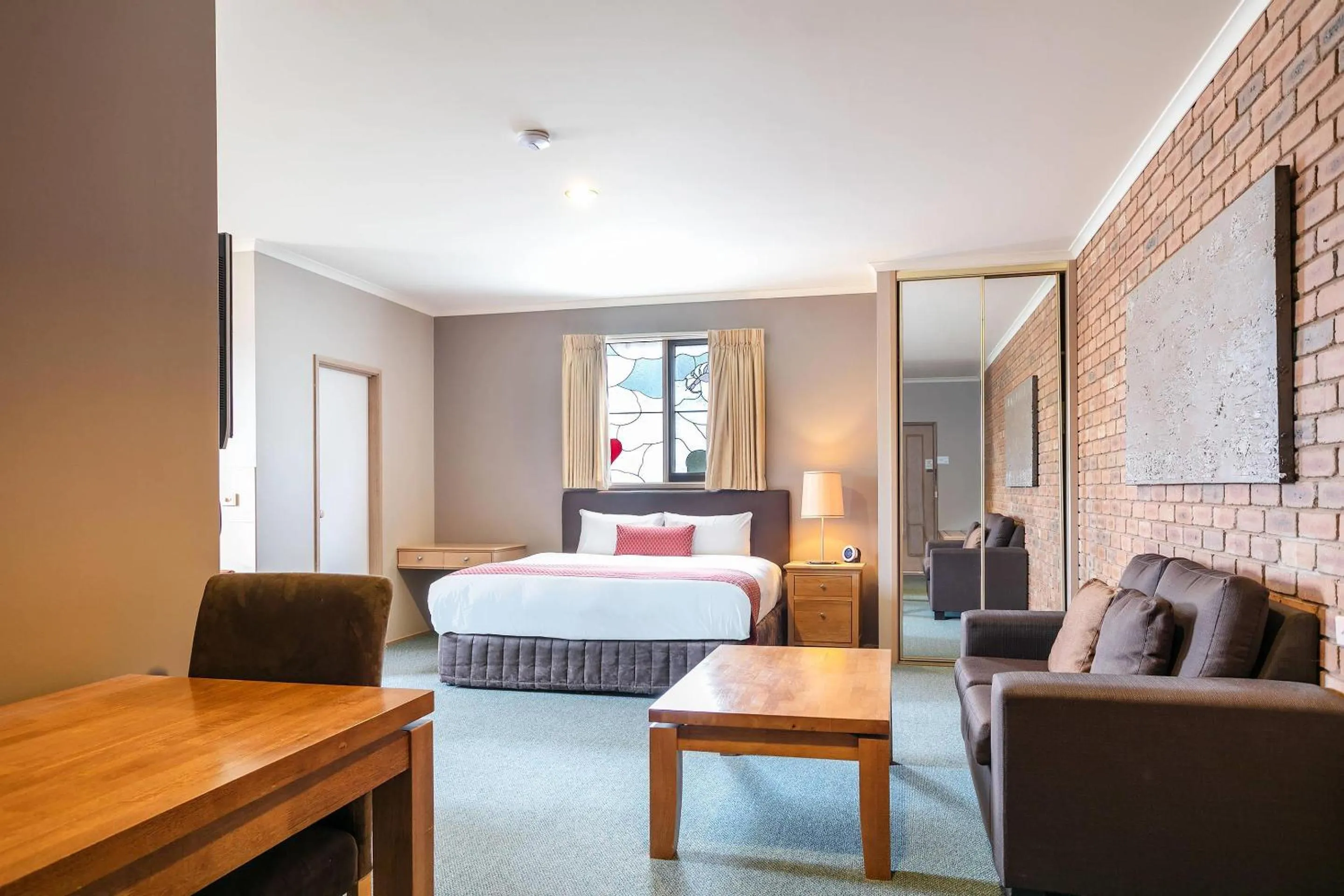 Bedroom, Bed in Quality Inn Colonial