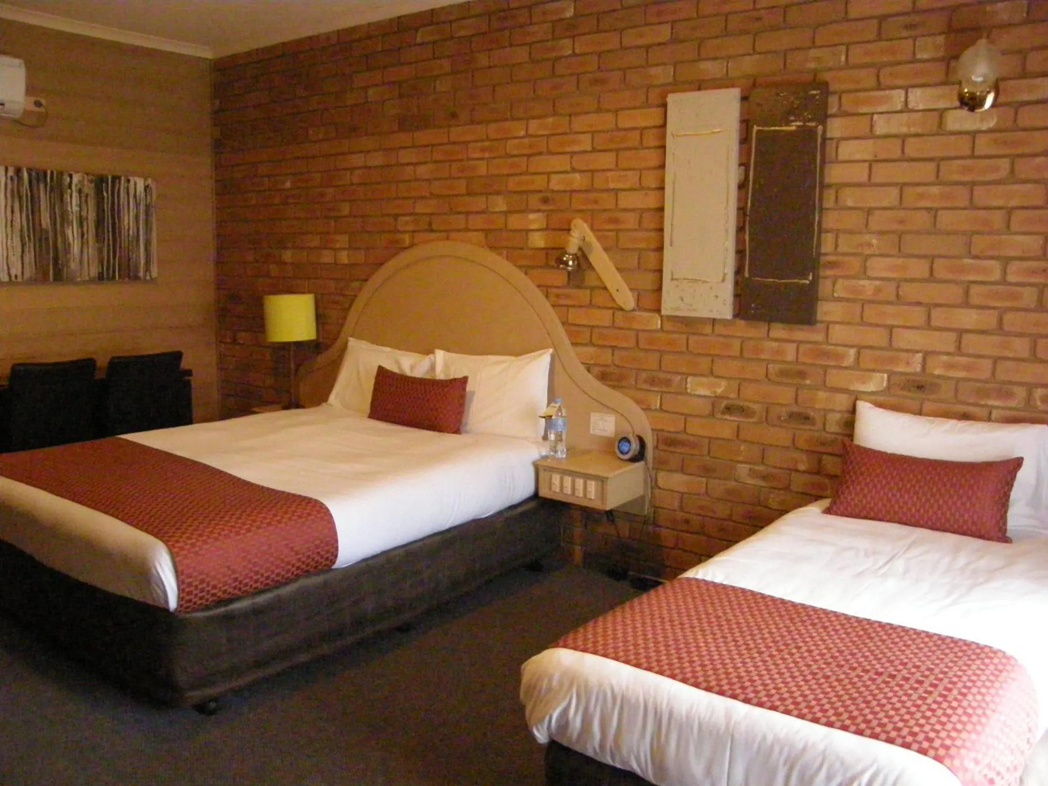 Bed in Quality Inn Colonial