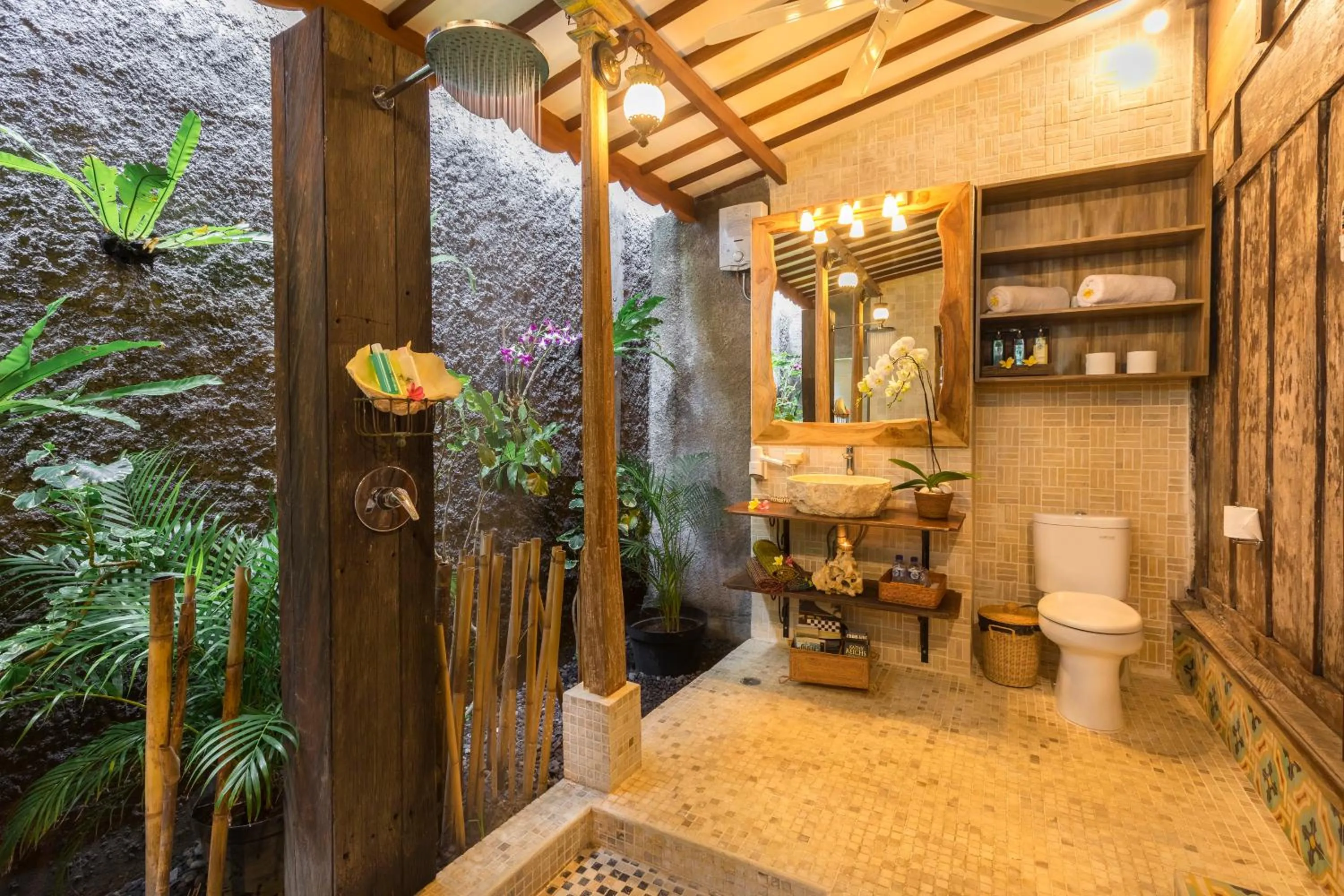 Shower in Villa Kampung Kecil Boutique Hotel