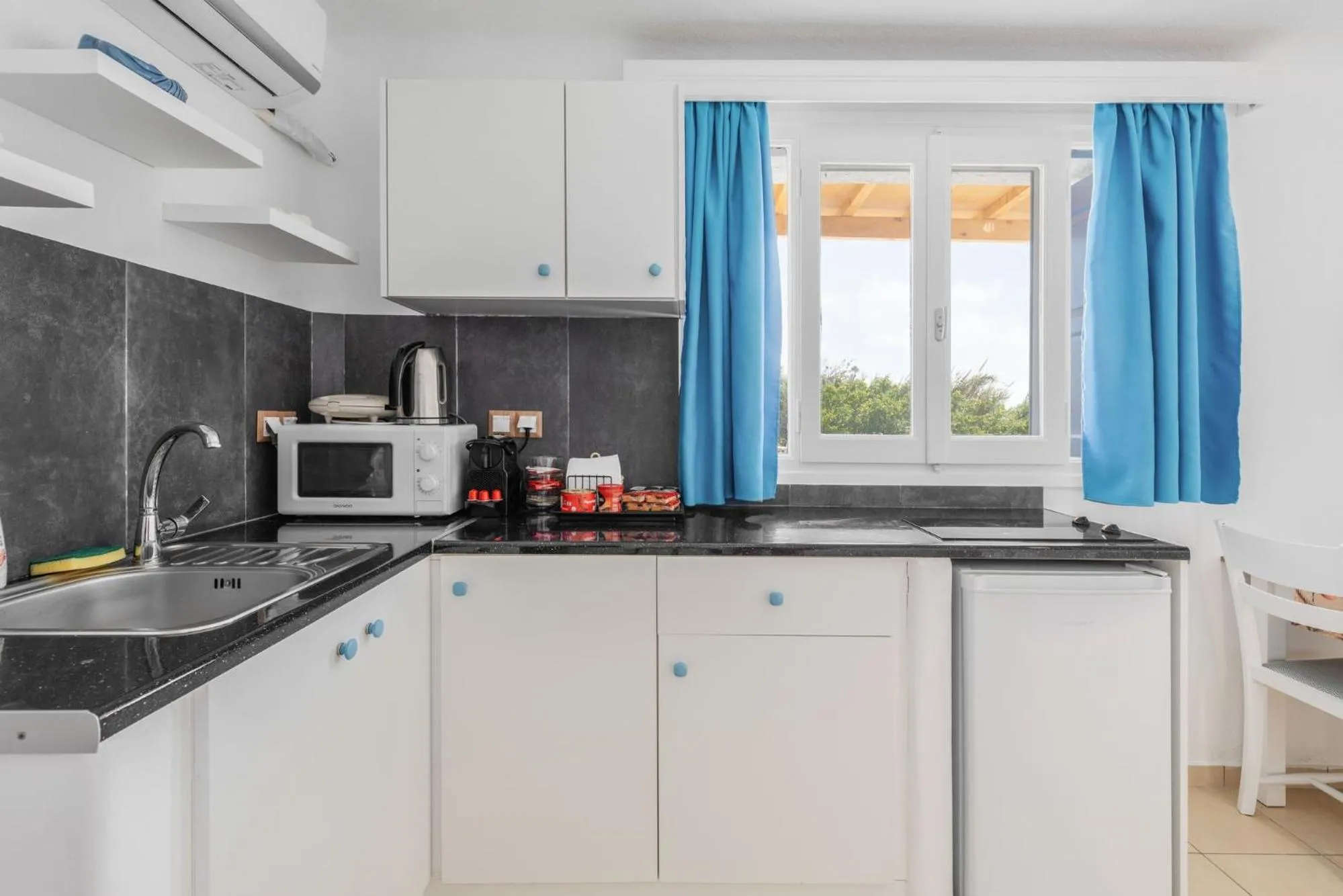 Coffee/tea facilities in Mykonian Breeze