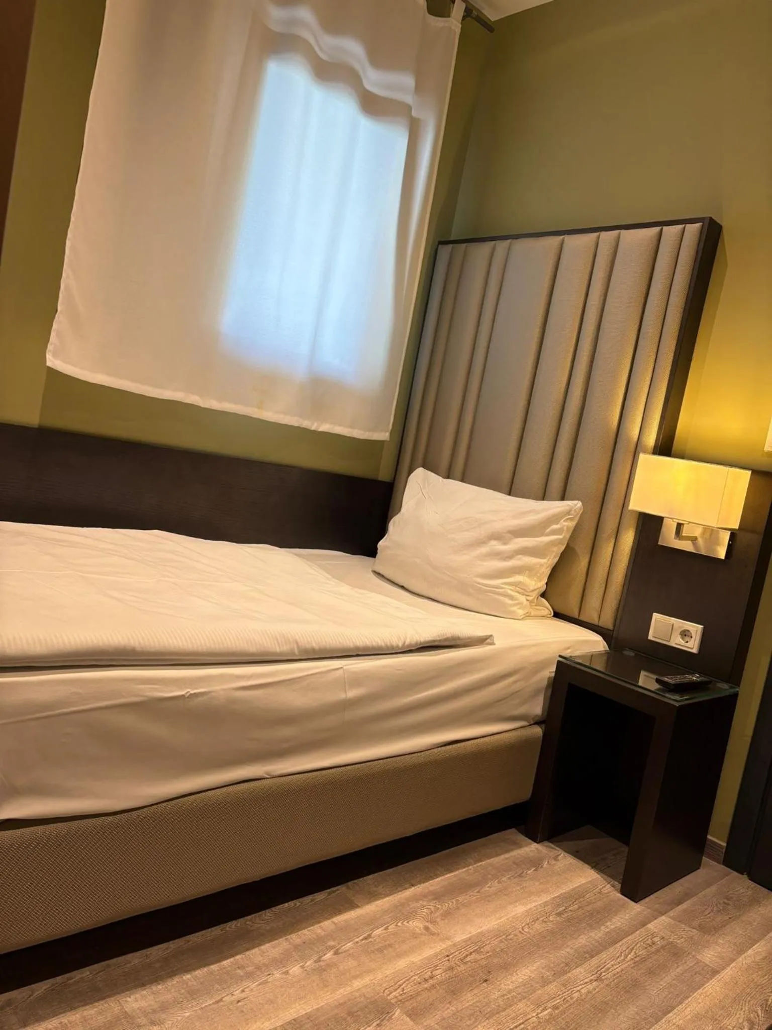 Bed in Hotel Athen Kelsterbach Frankfurt Airport