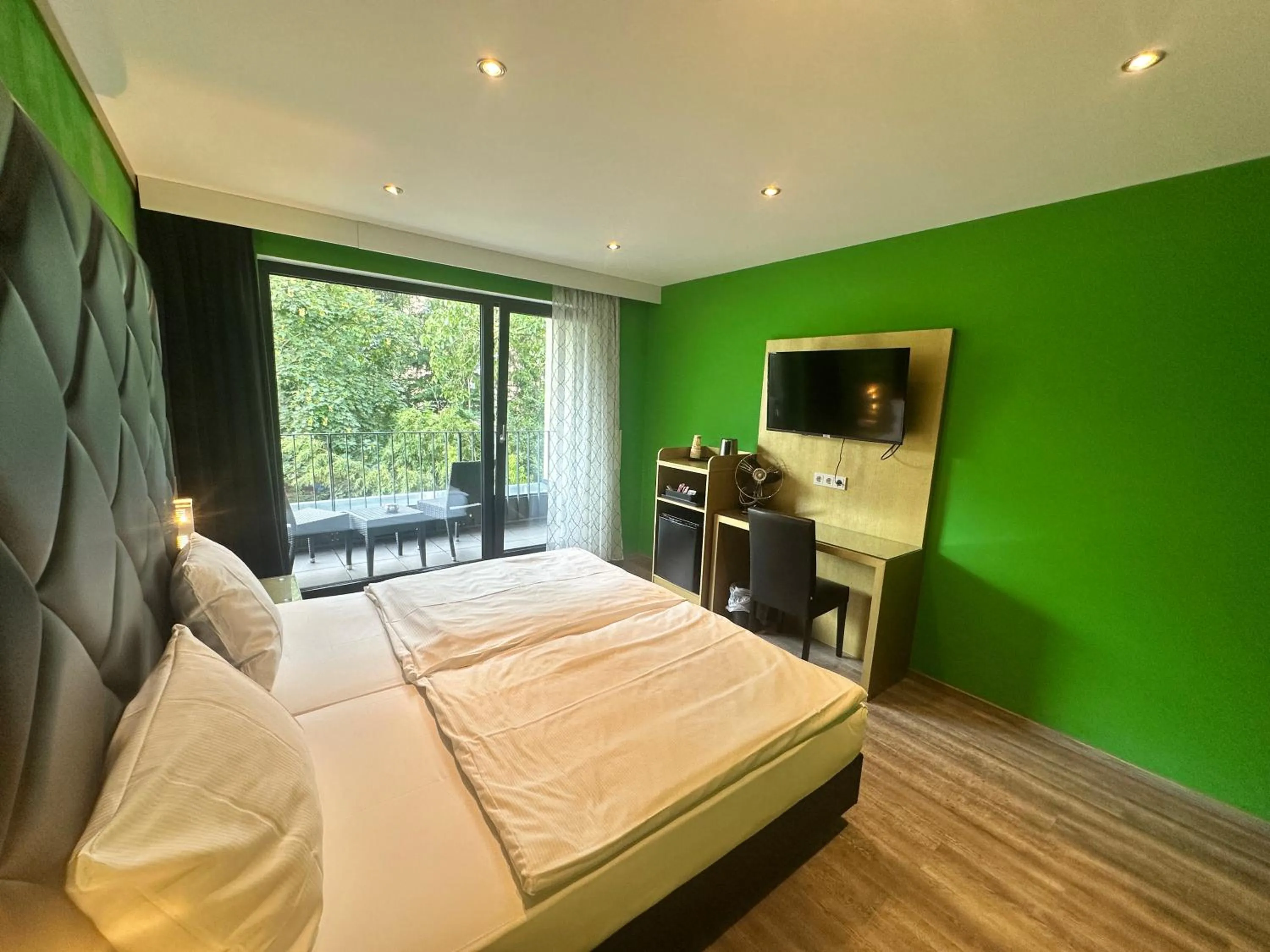 Photo of the whole room, Bed in Hotel Athen Kelsterbach Frankfurt Airport