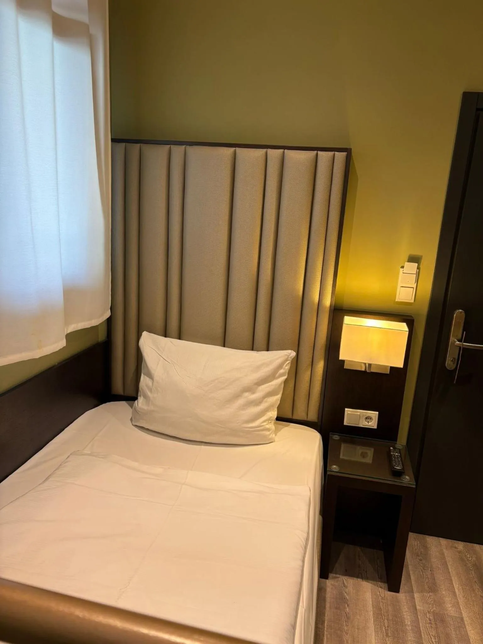 Bed in Hotel Athen Kelsterbach Frankfurt Airport