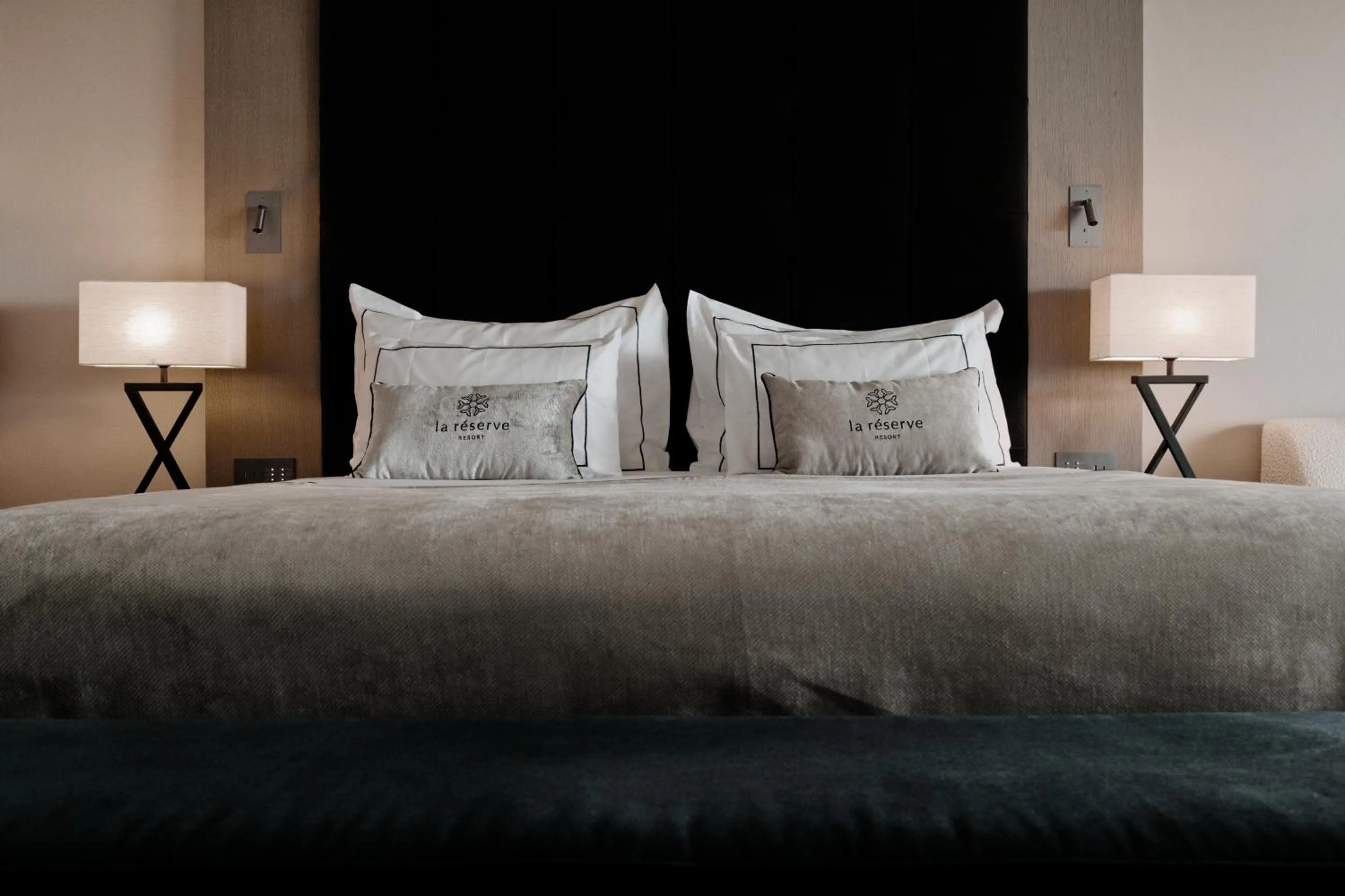 Bed in La Réserve Resort