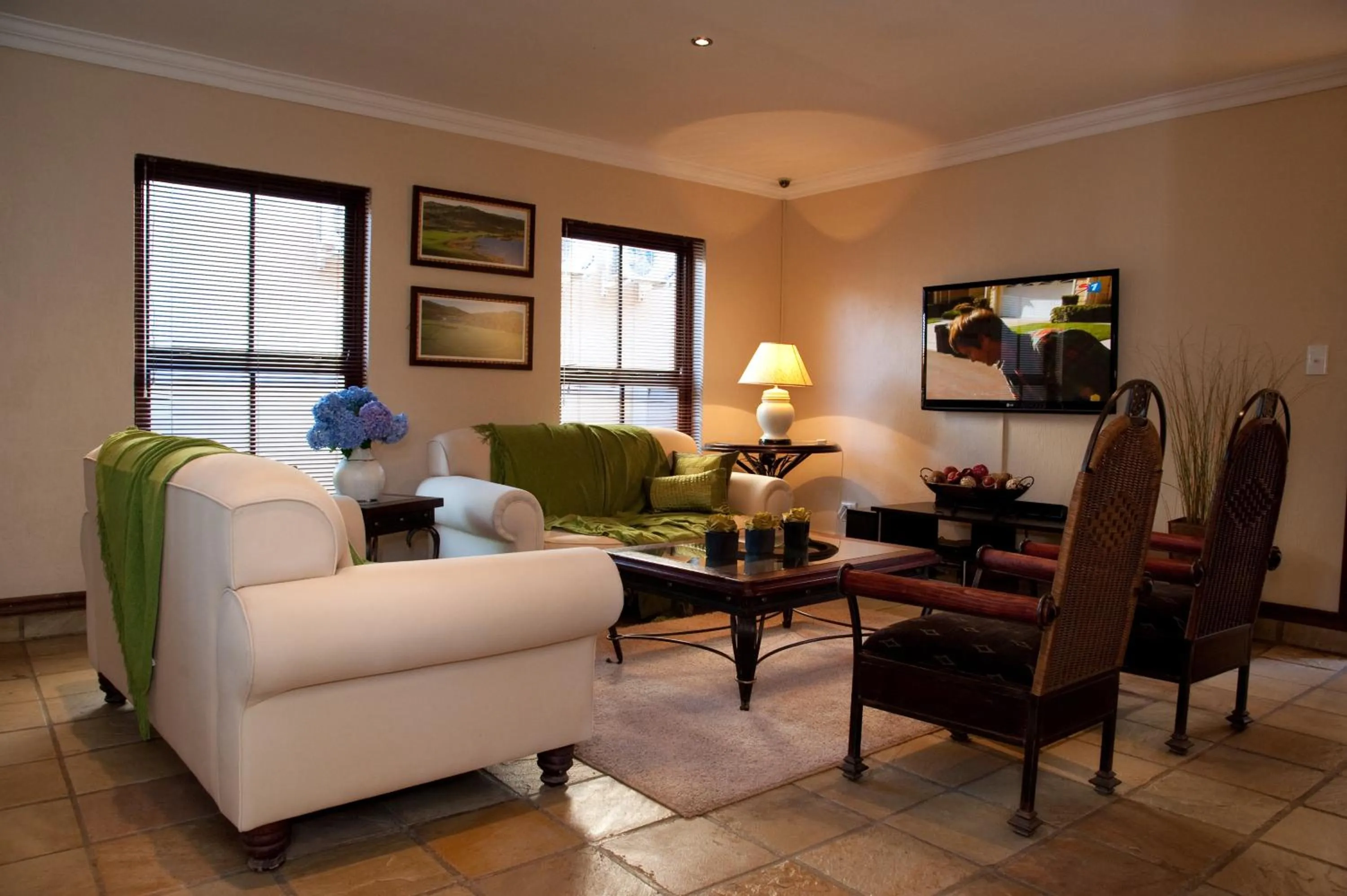 Lounge or bar in Rise and Shine Lodge