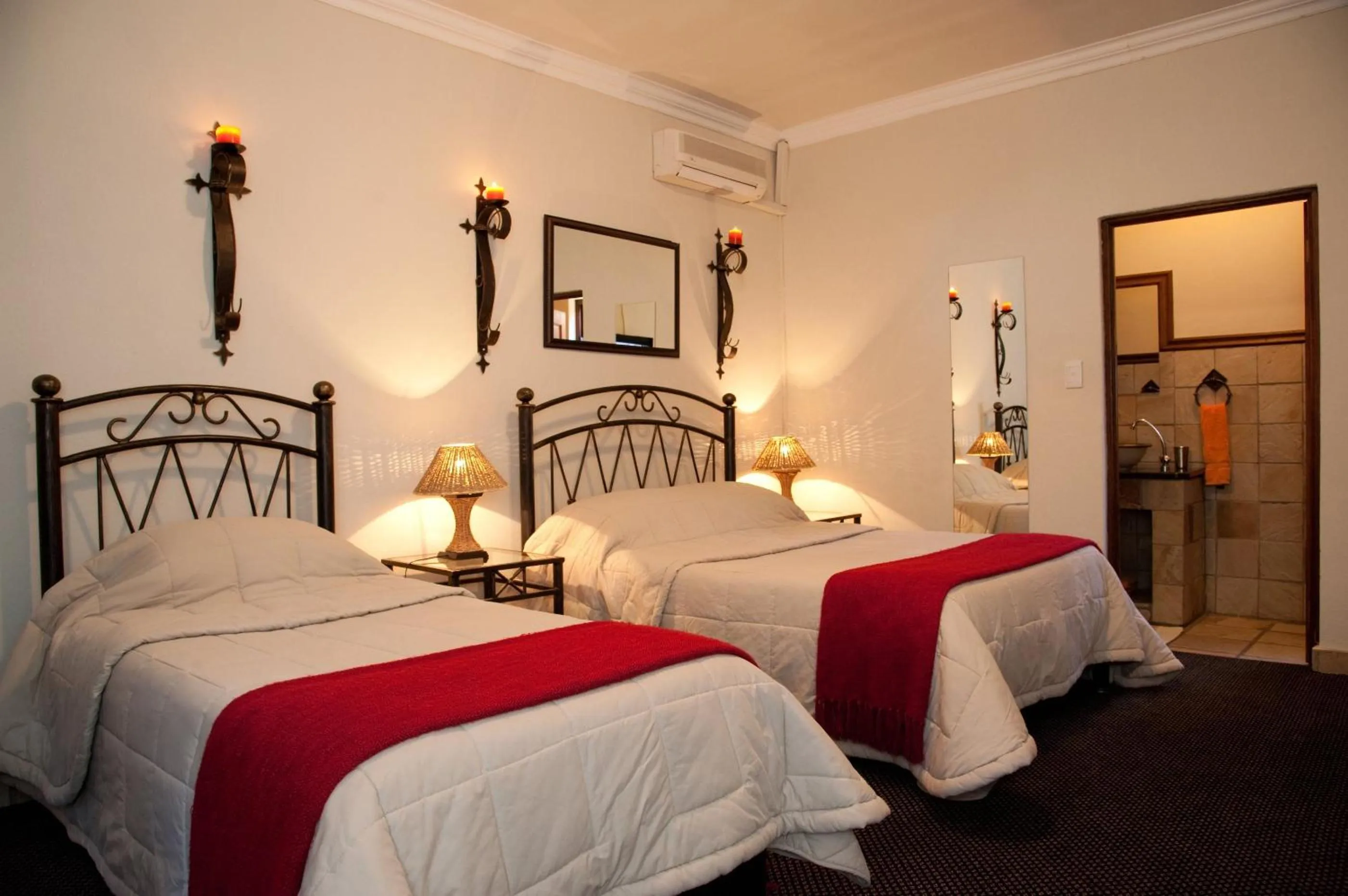 Photo of the whole room, Bed in Rise and Shine Lodge