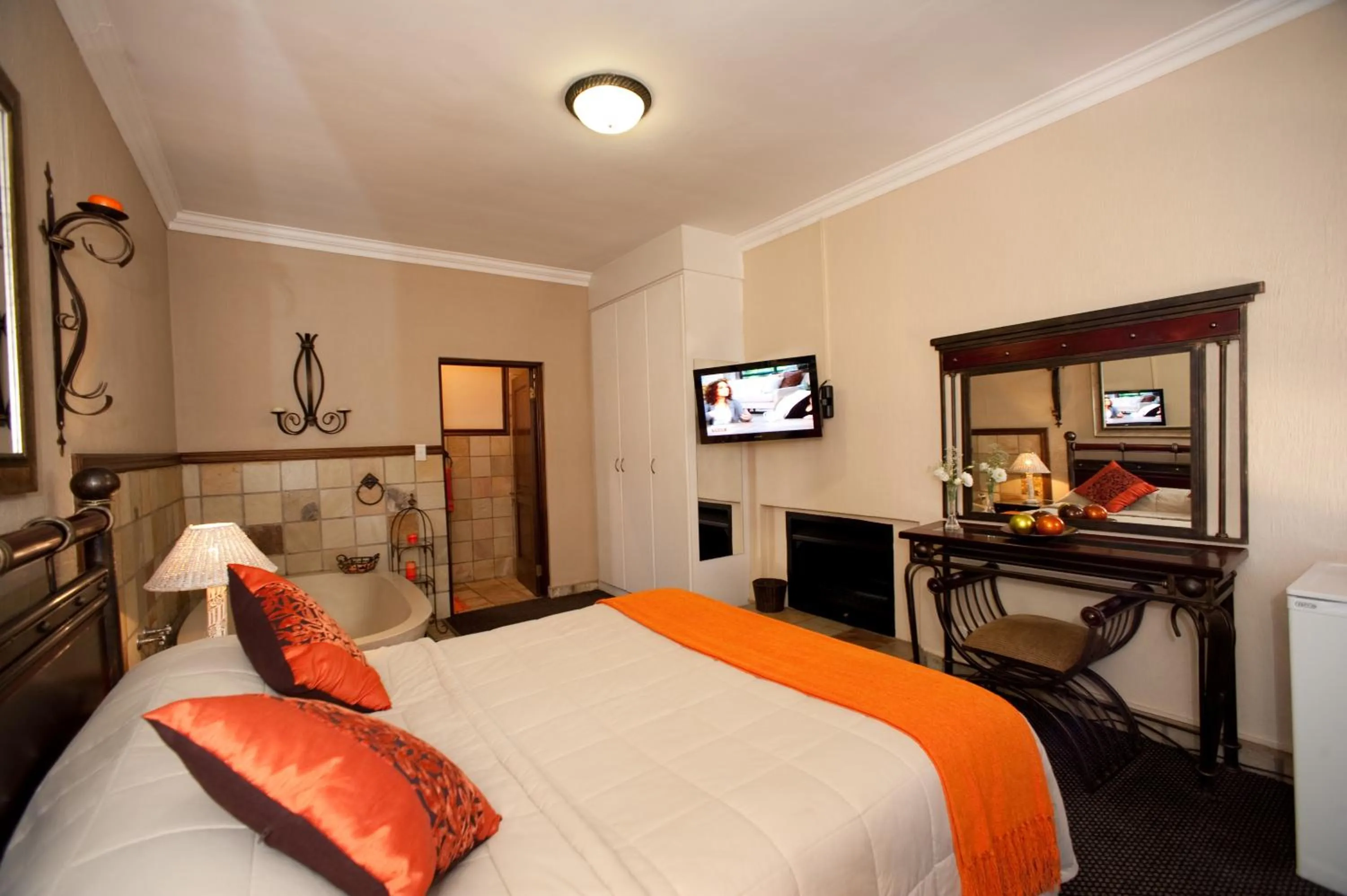 Photo of the whole room, Bed in Rise and Shine Lodge