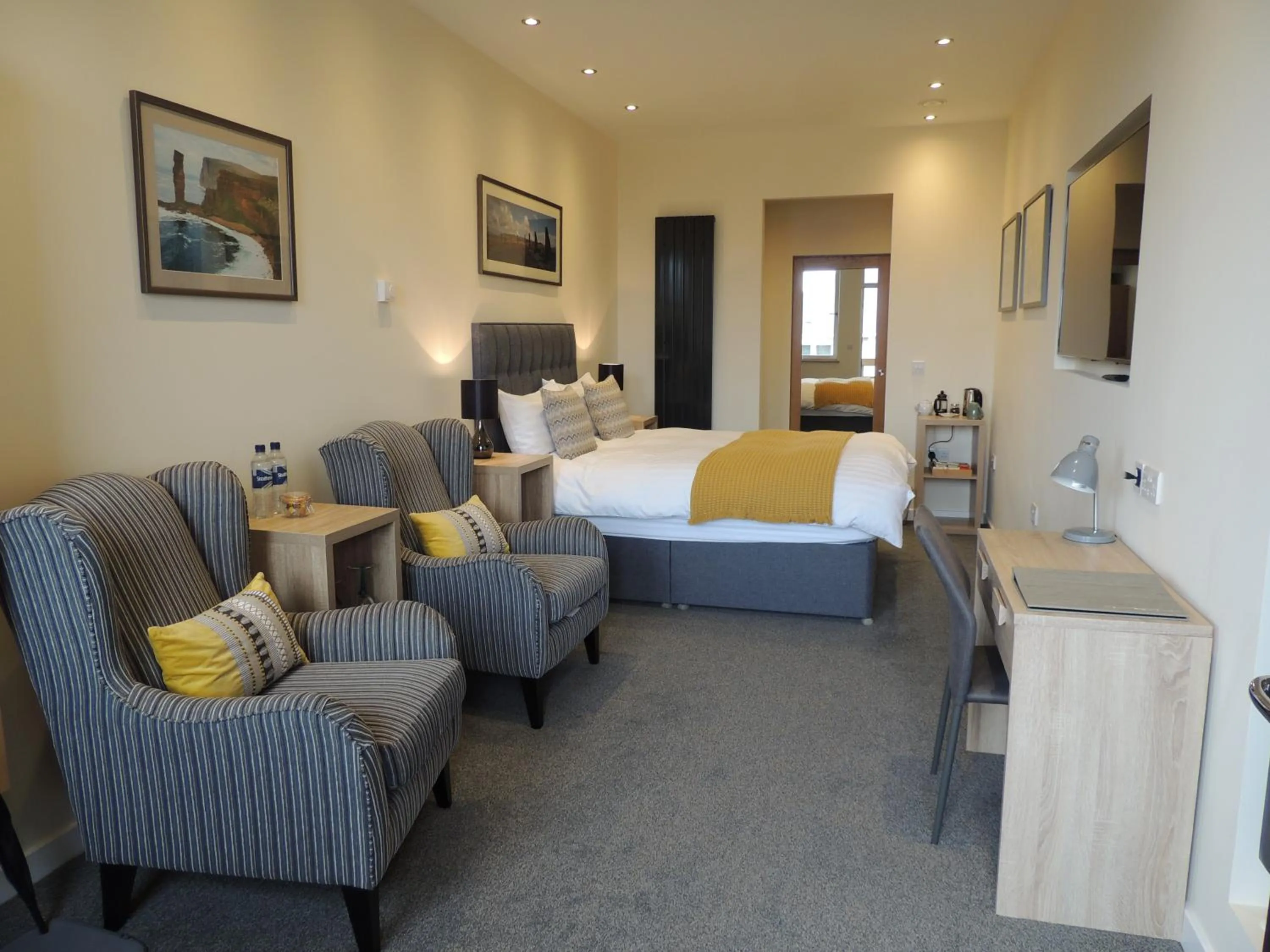 Photo of the whole room, Bed in Heatherlea