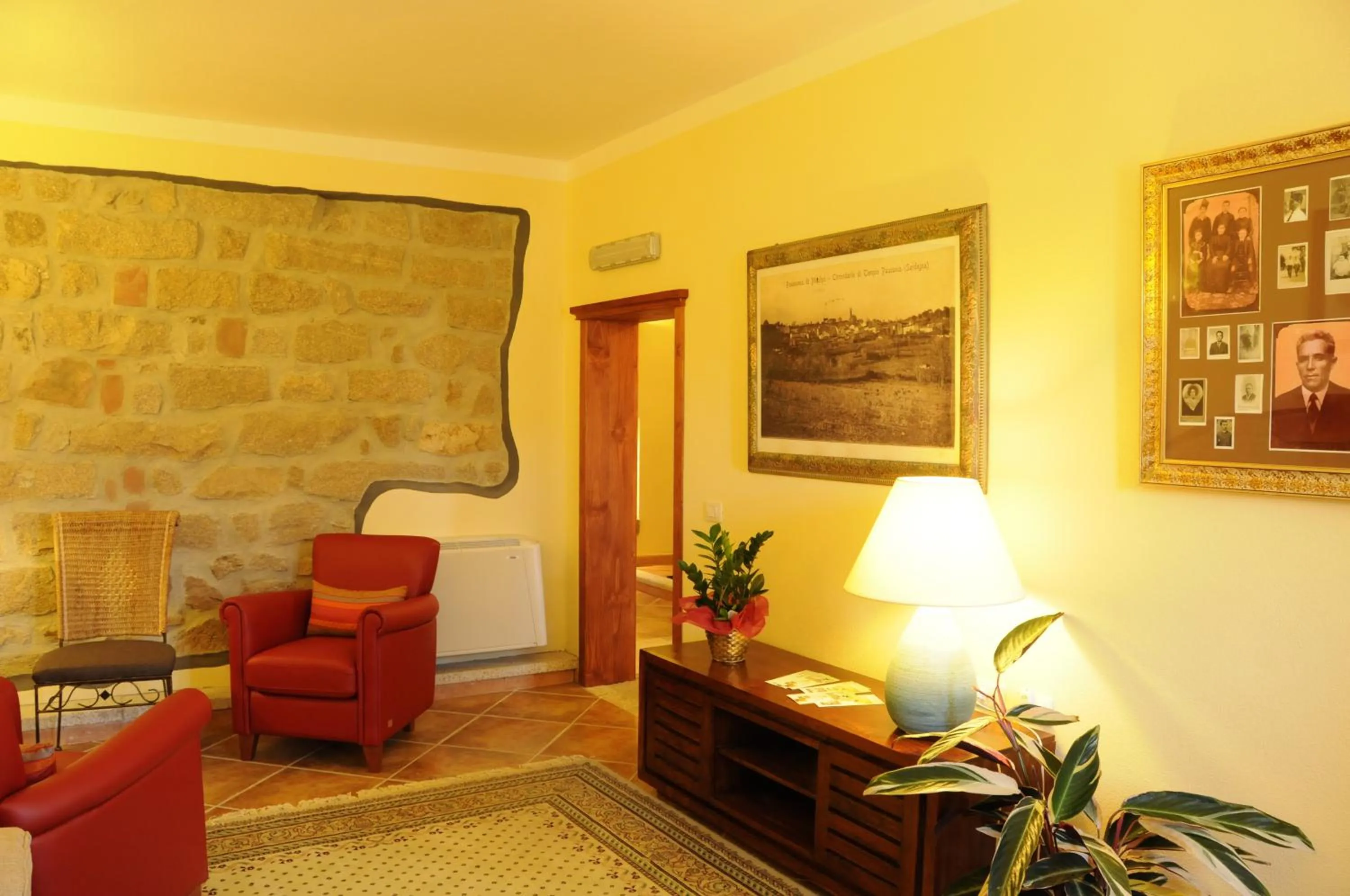 Communal lounge/ TV room in La Casa Di Babbai