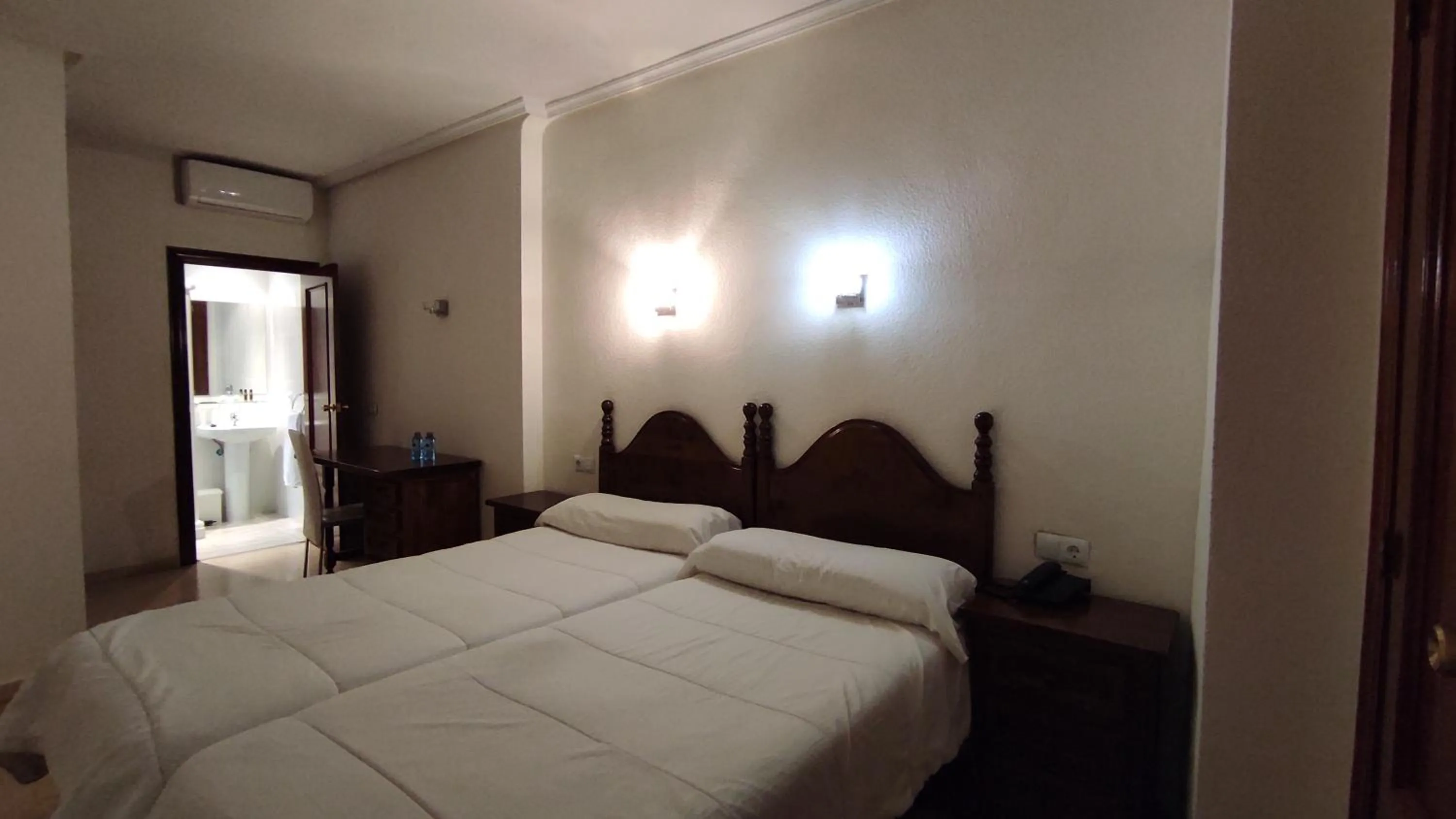 Photo of the whole room, Bed in Emperatriz II