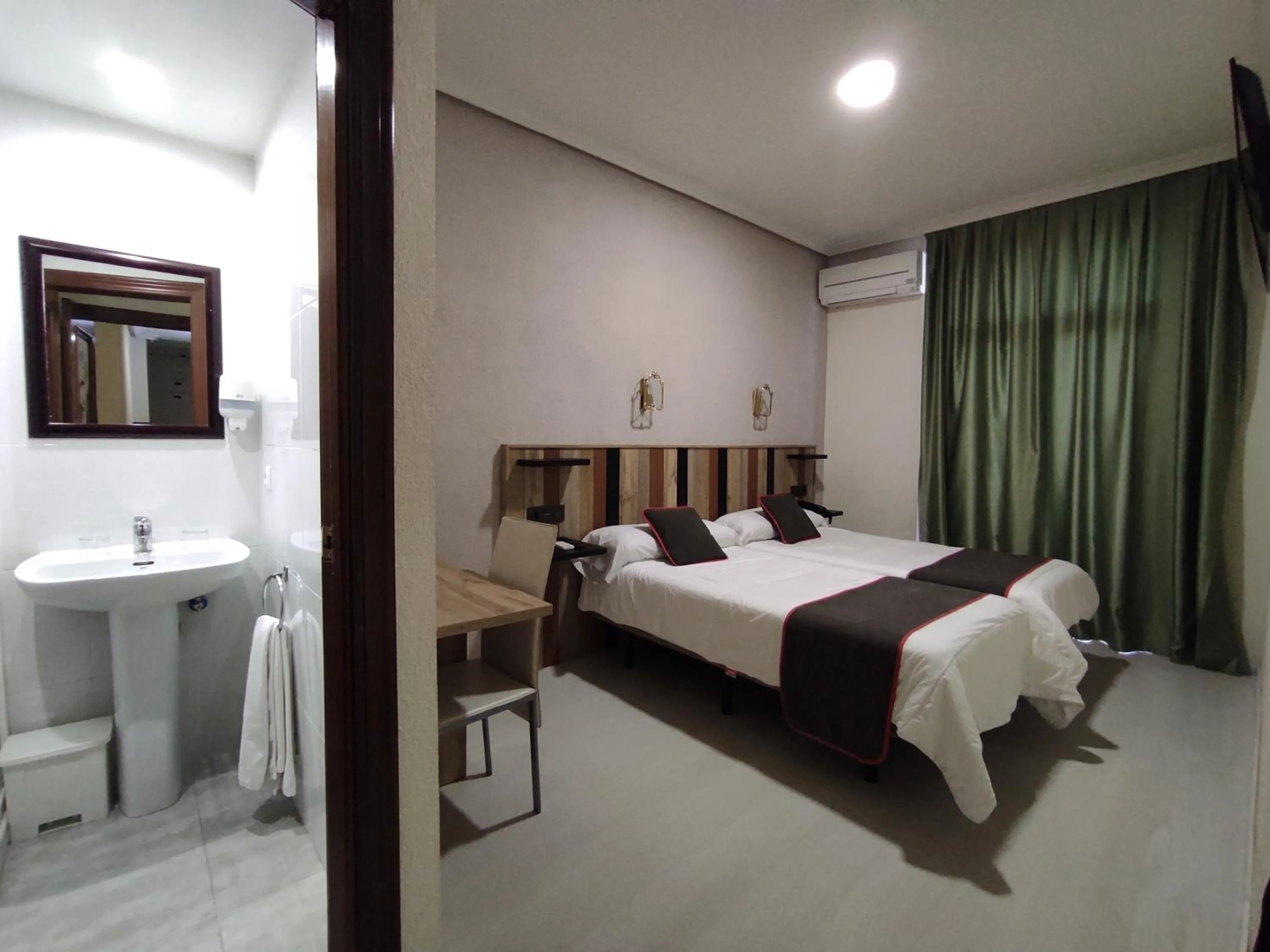 Bedroom, Bed in Emperatriz II