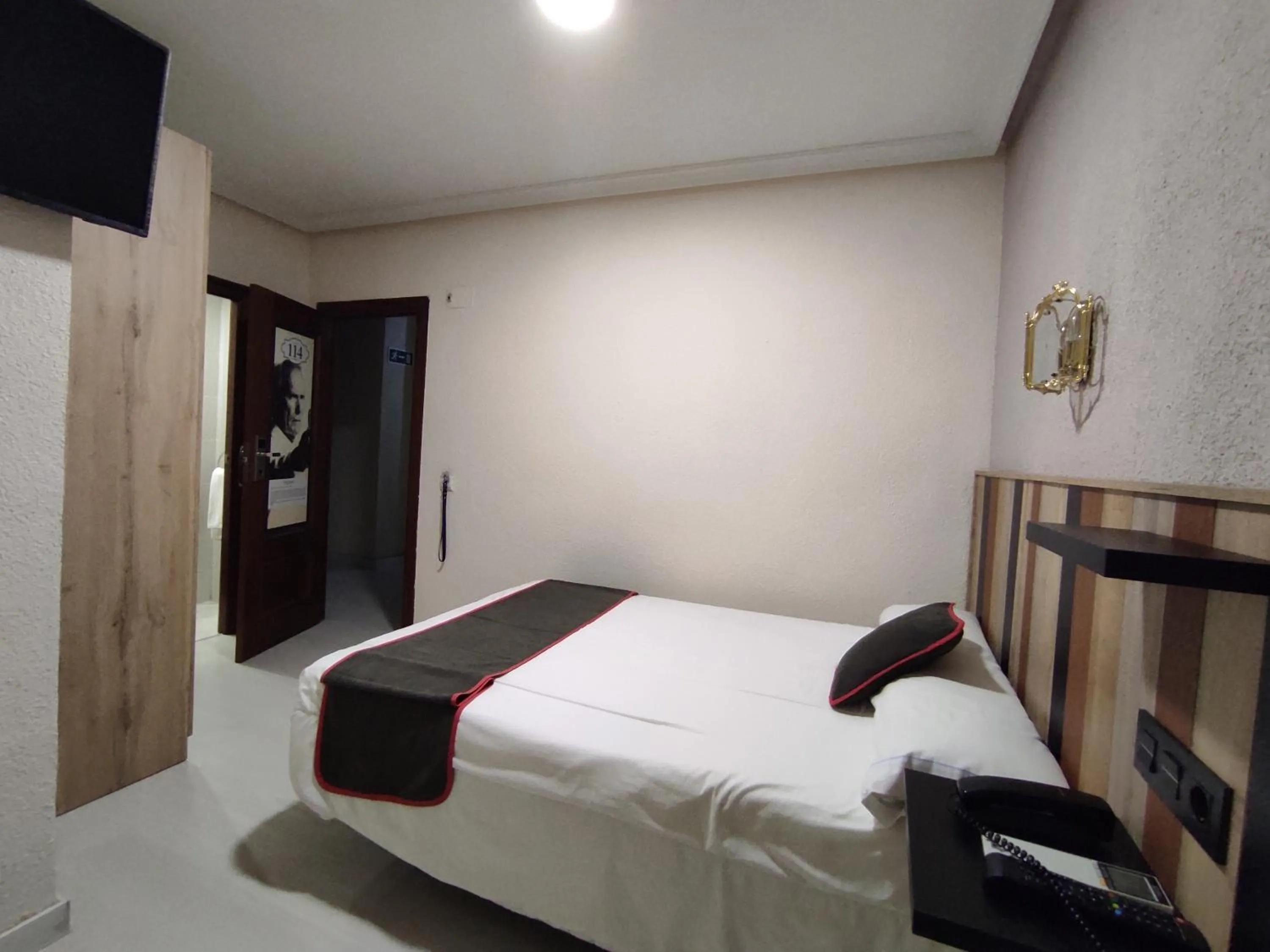 Bedroom, Bed in Emperatriz II