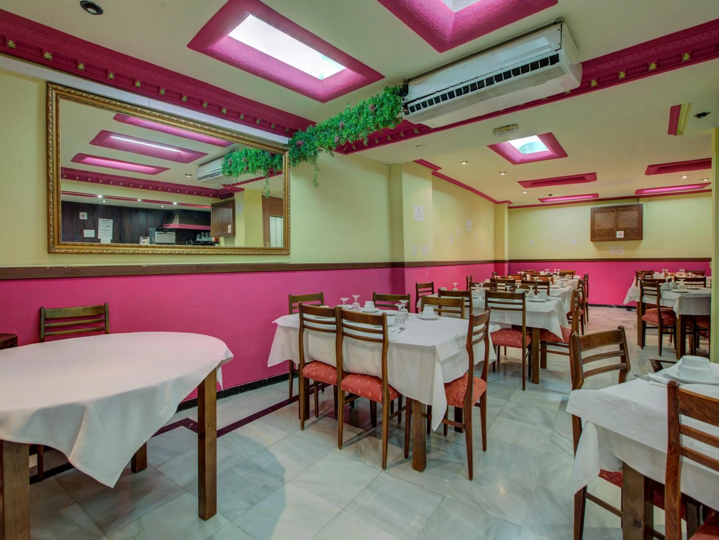 Restaurant/places to eat in Emperatriz II