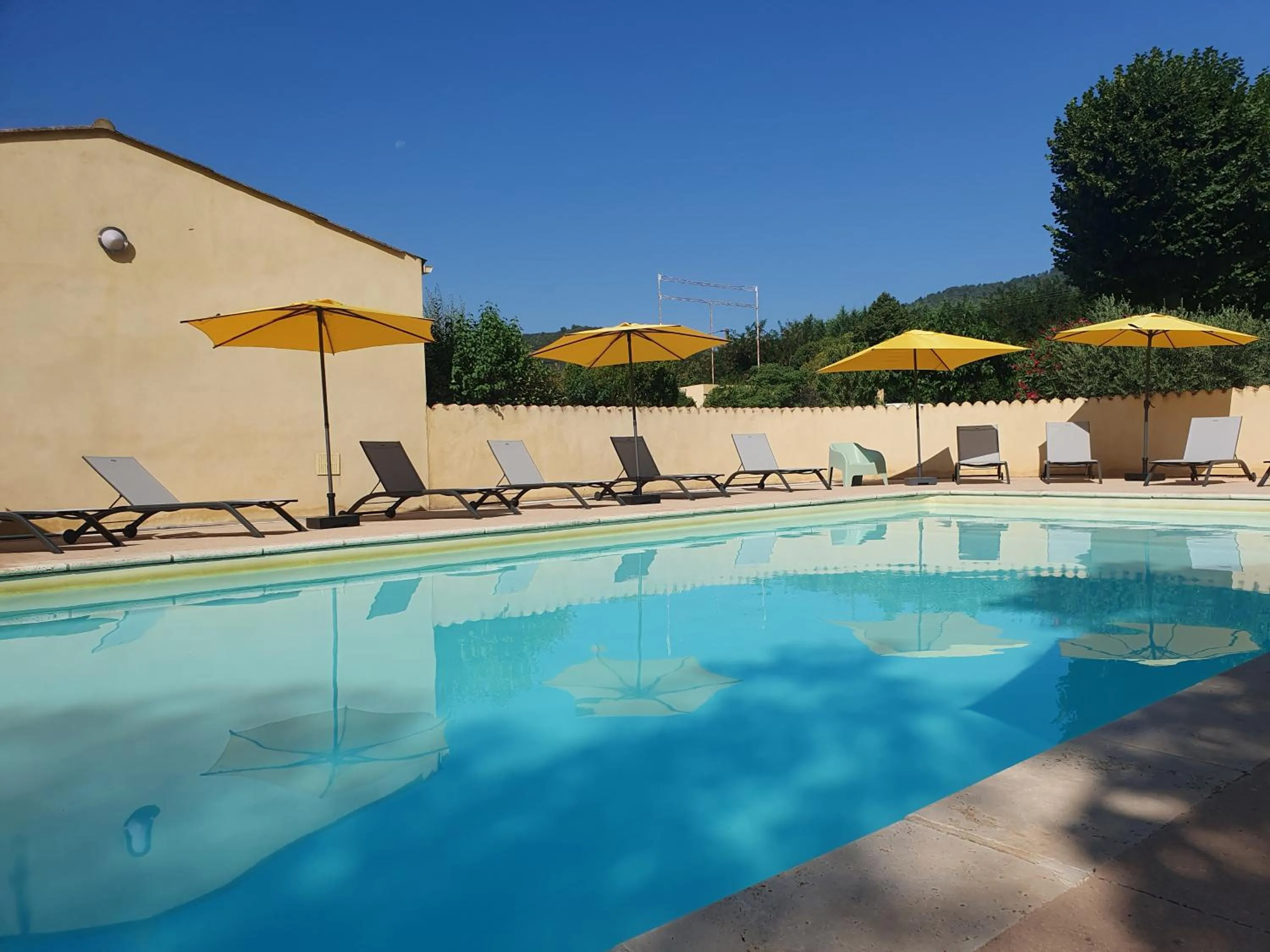 Swimming pool in Le Mas des Quintrands Manosque - Motel de charme