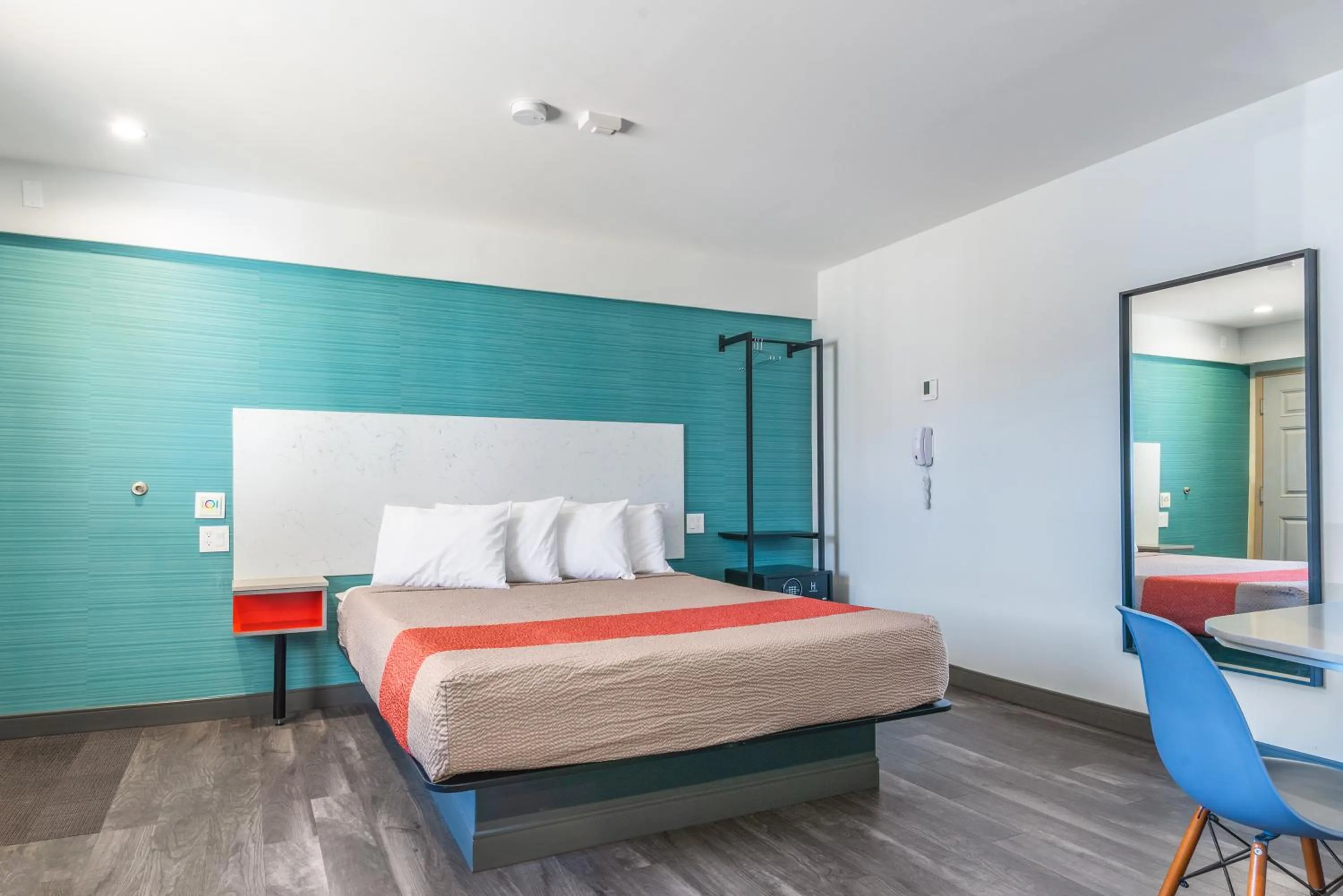 Bedroom, Bed in Solo Motel Broadway