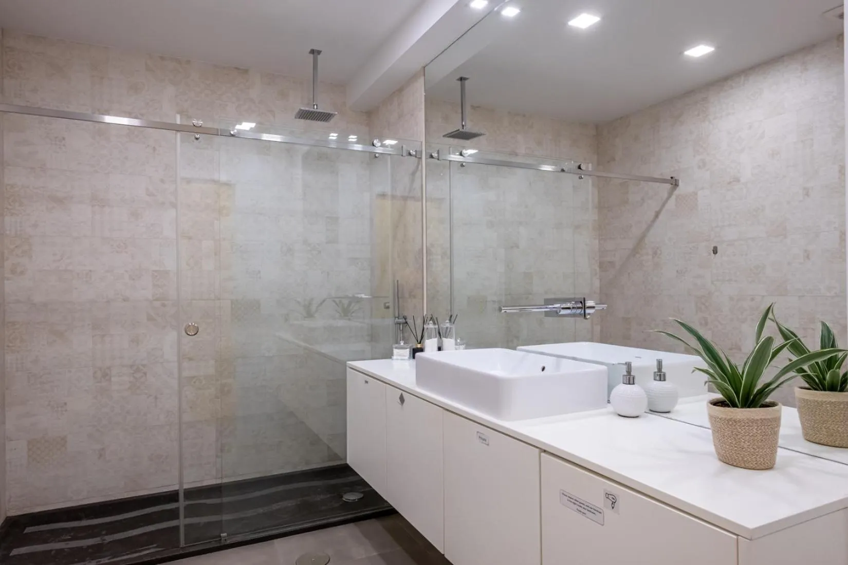 Bathroom in Hola Lisbon Suites