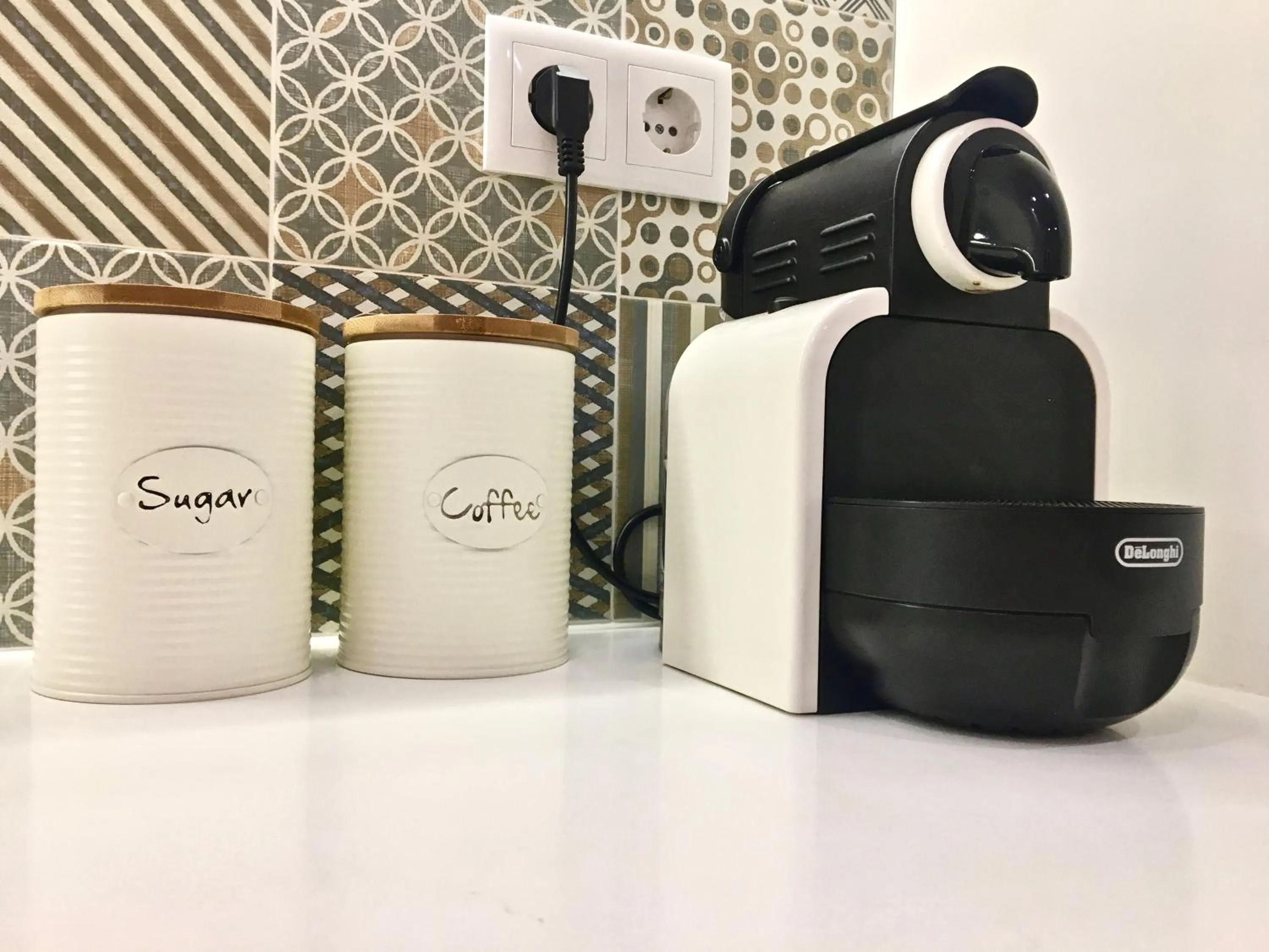 Coffee/tea facilities in Hola Lisbon Suites