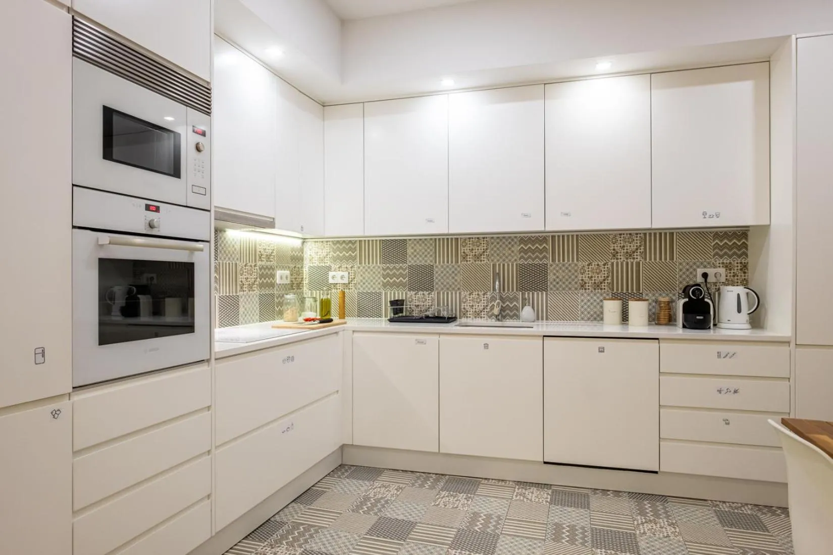 Coffee/tea facilities in Hola Lisbon Suites