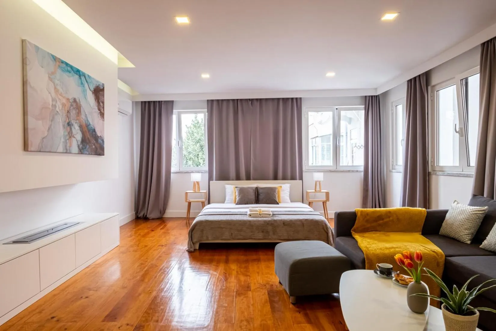 Photo of the whole room, Bed in Hola Lisbon Suites