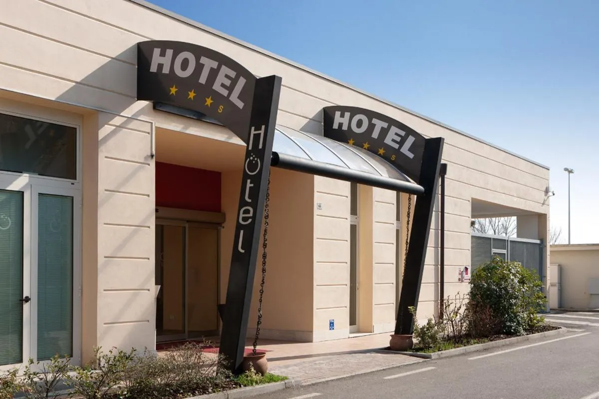 Facade/entrance in Rosso Frizzante