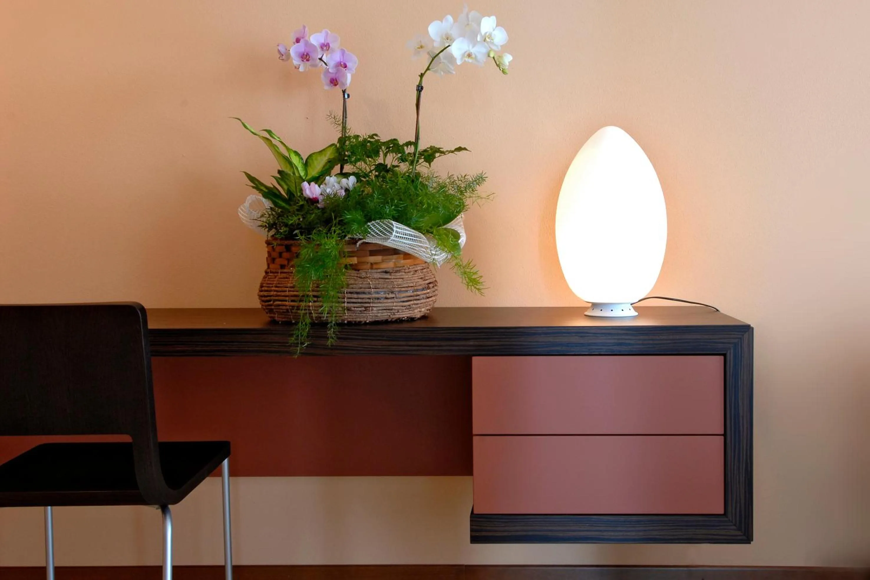 Decorative detail in Rosso Frizzante