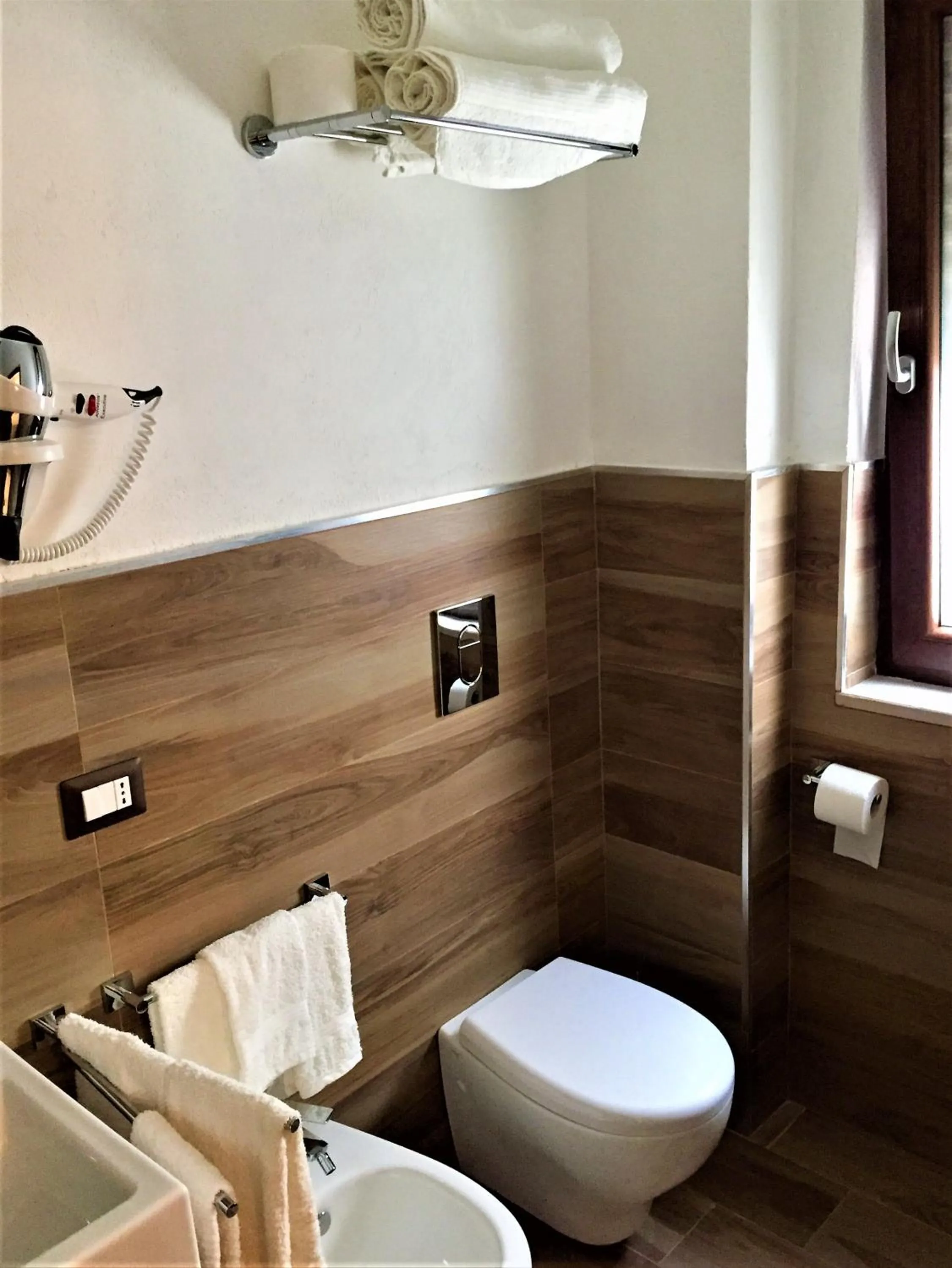 Toilet in Sunset Bed and Breakfast