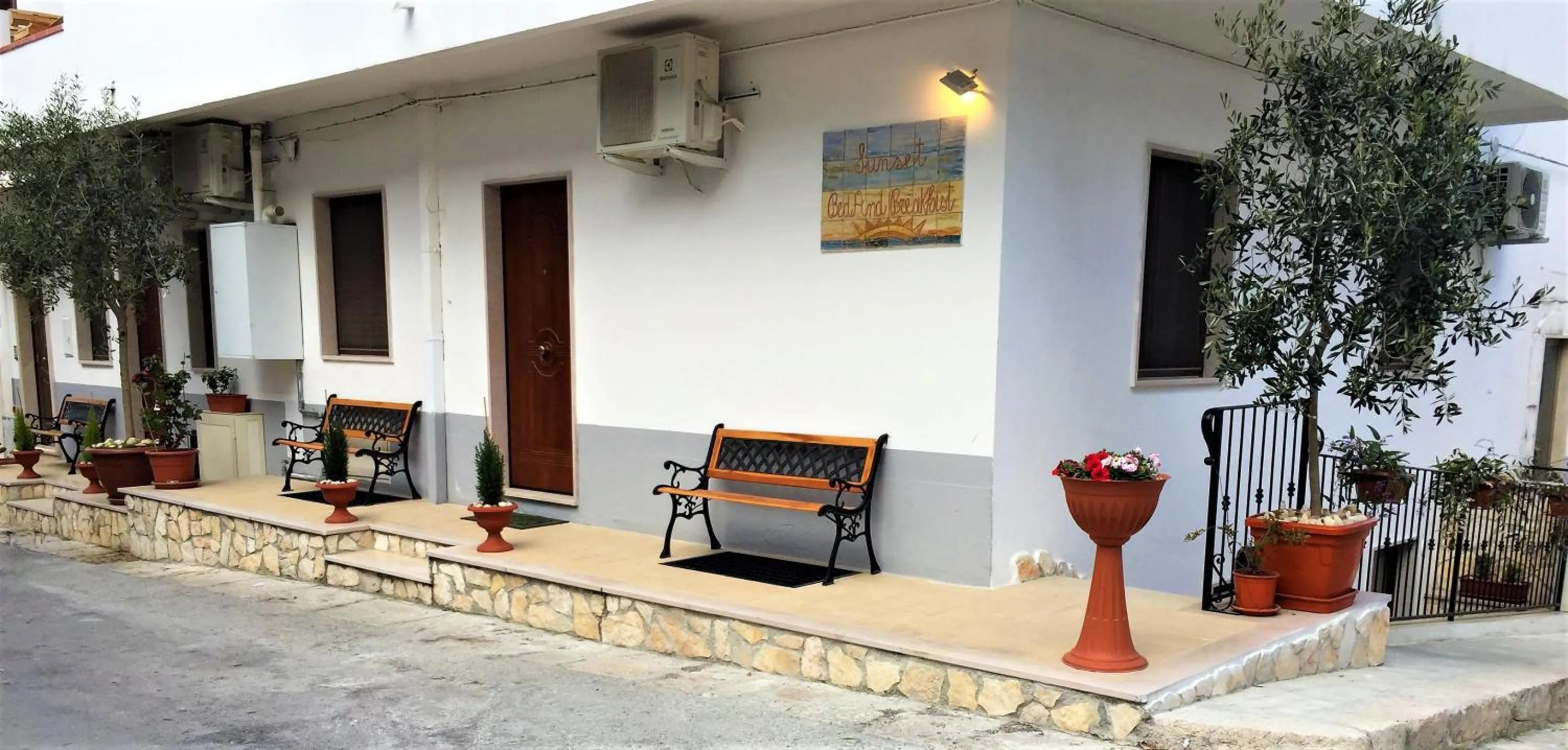 Property building in Sunset Bed and Breakfast