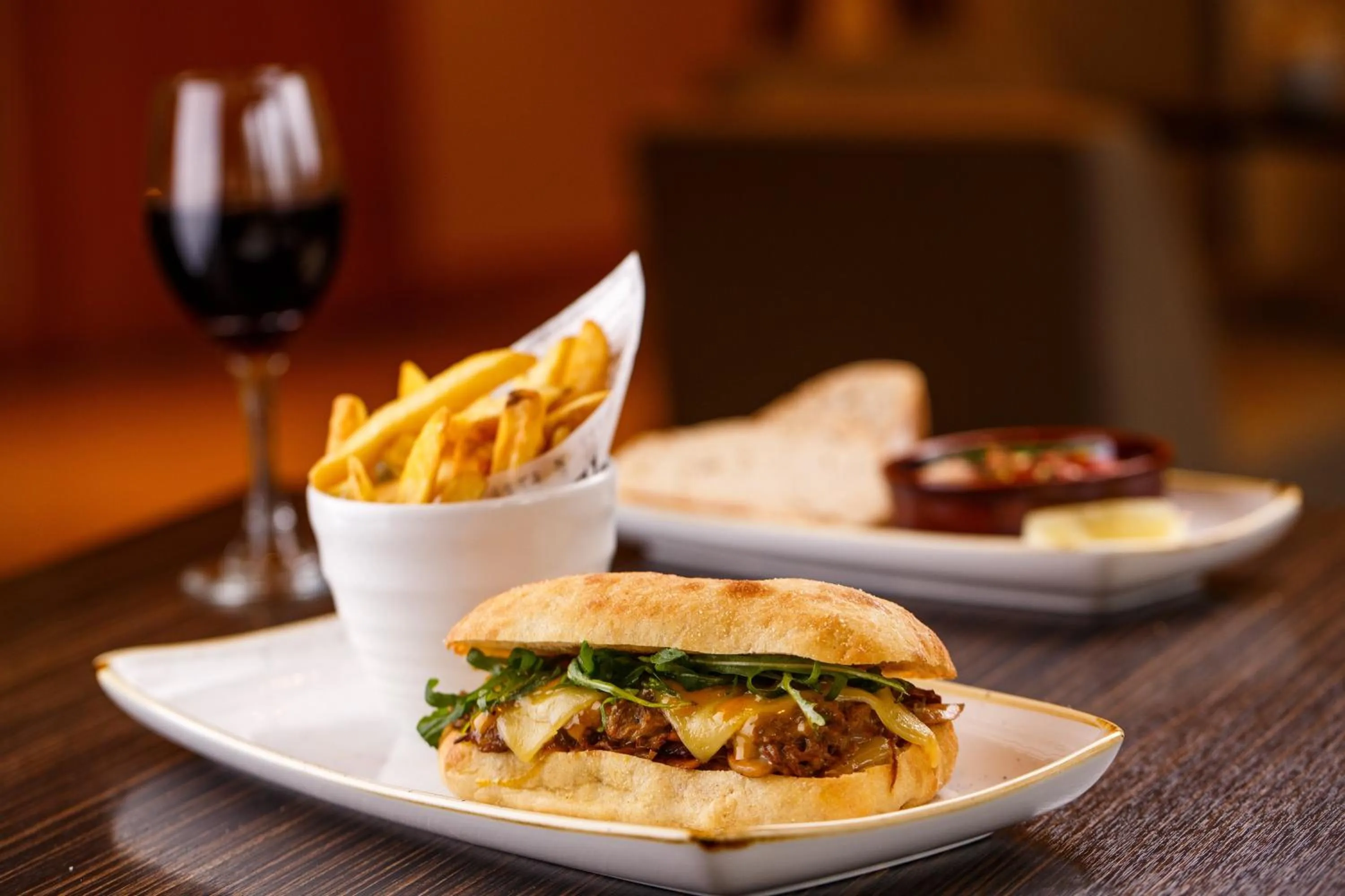 Lounge or bar in Holiday Inn Maidenhead Windsor