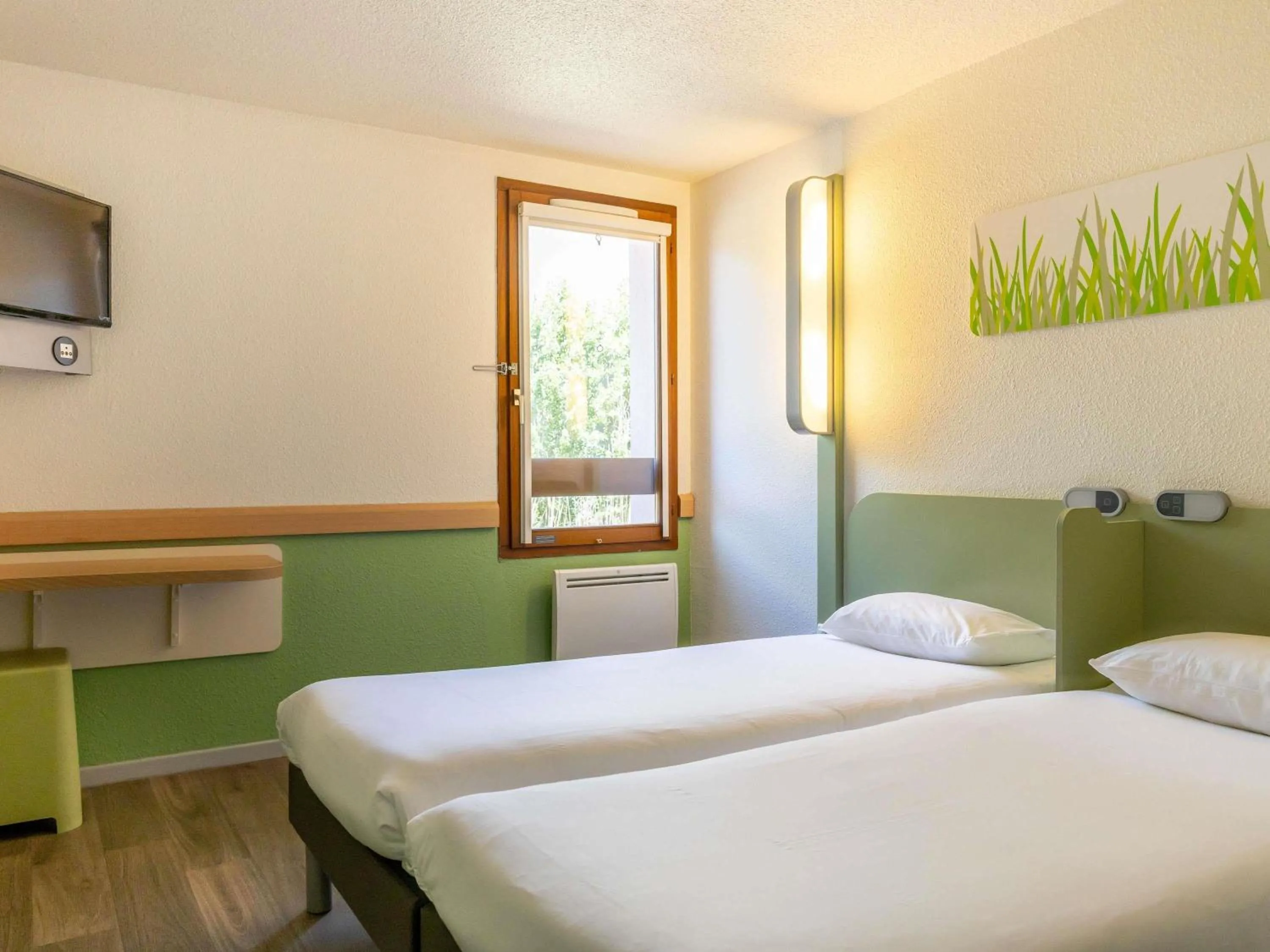 Bedroom, Bed in ibis budget Narbonne Sud A9/A61