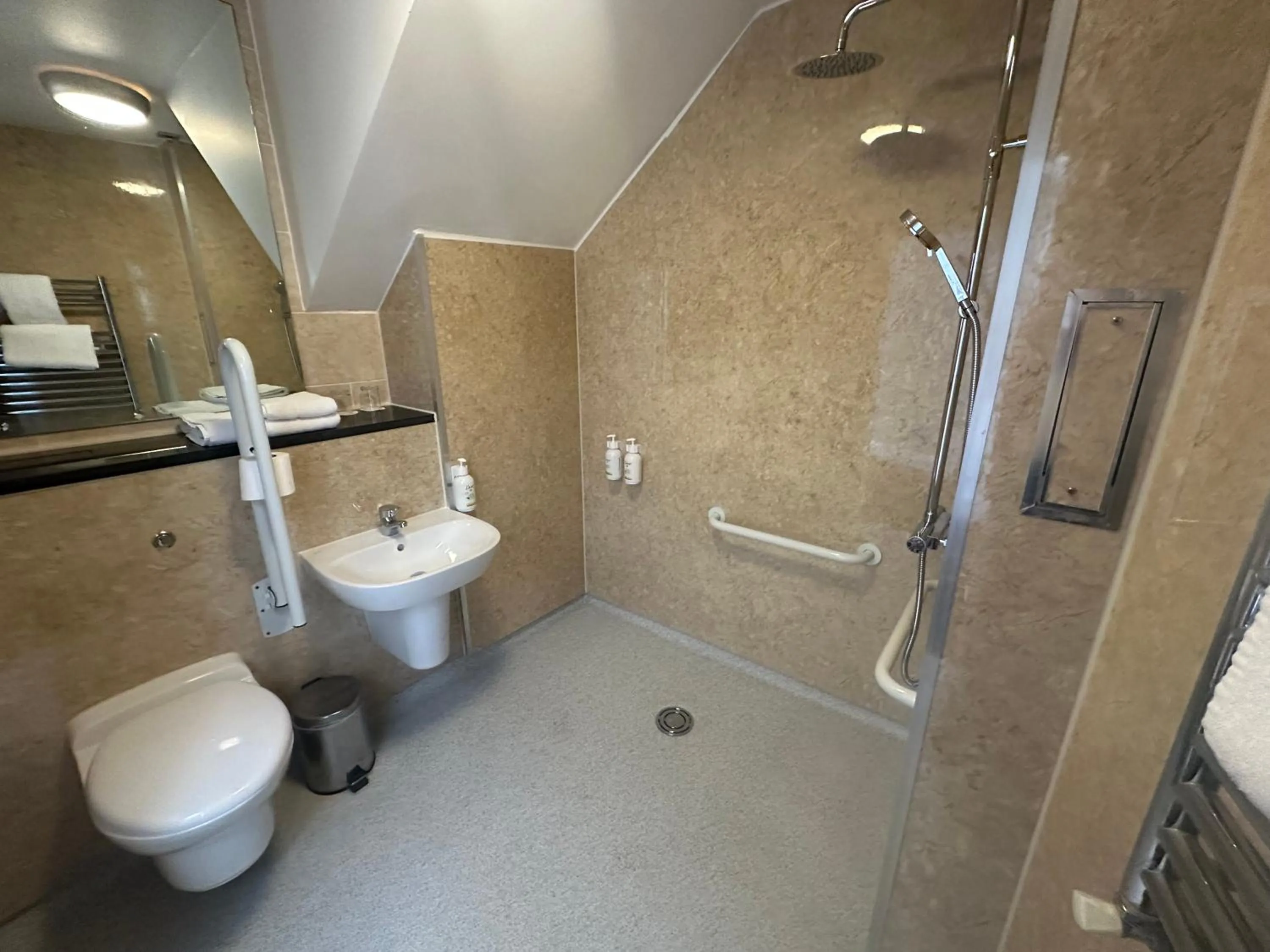 Bathroom in The Legacy Rose & Crown Hotel