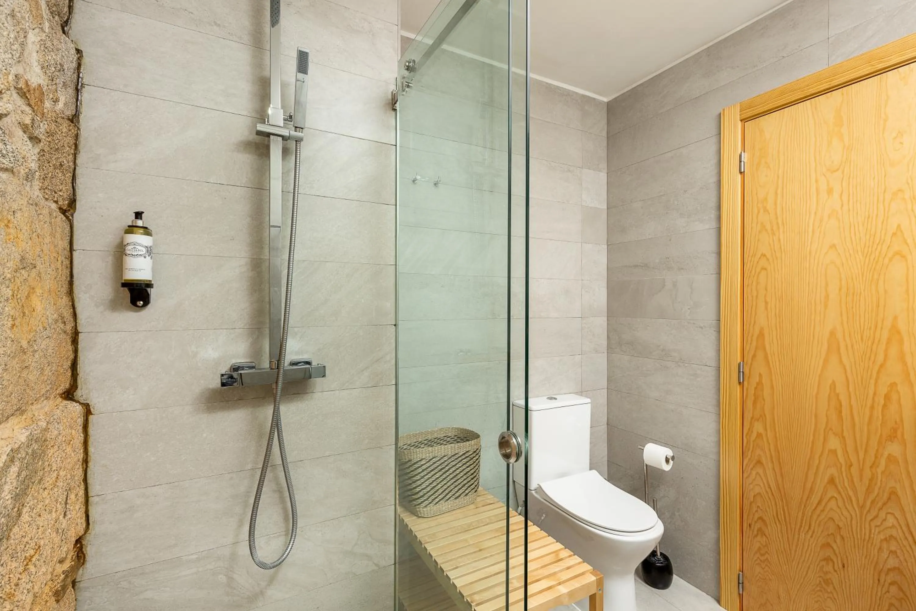 Shower in YOUROPO - Ribeira Gaia