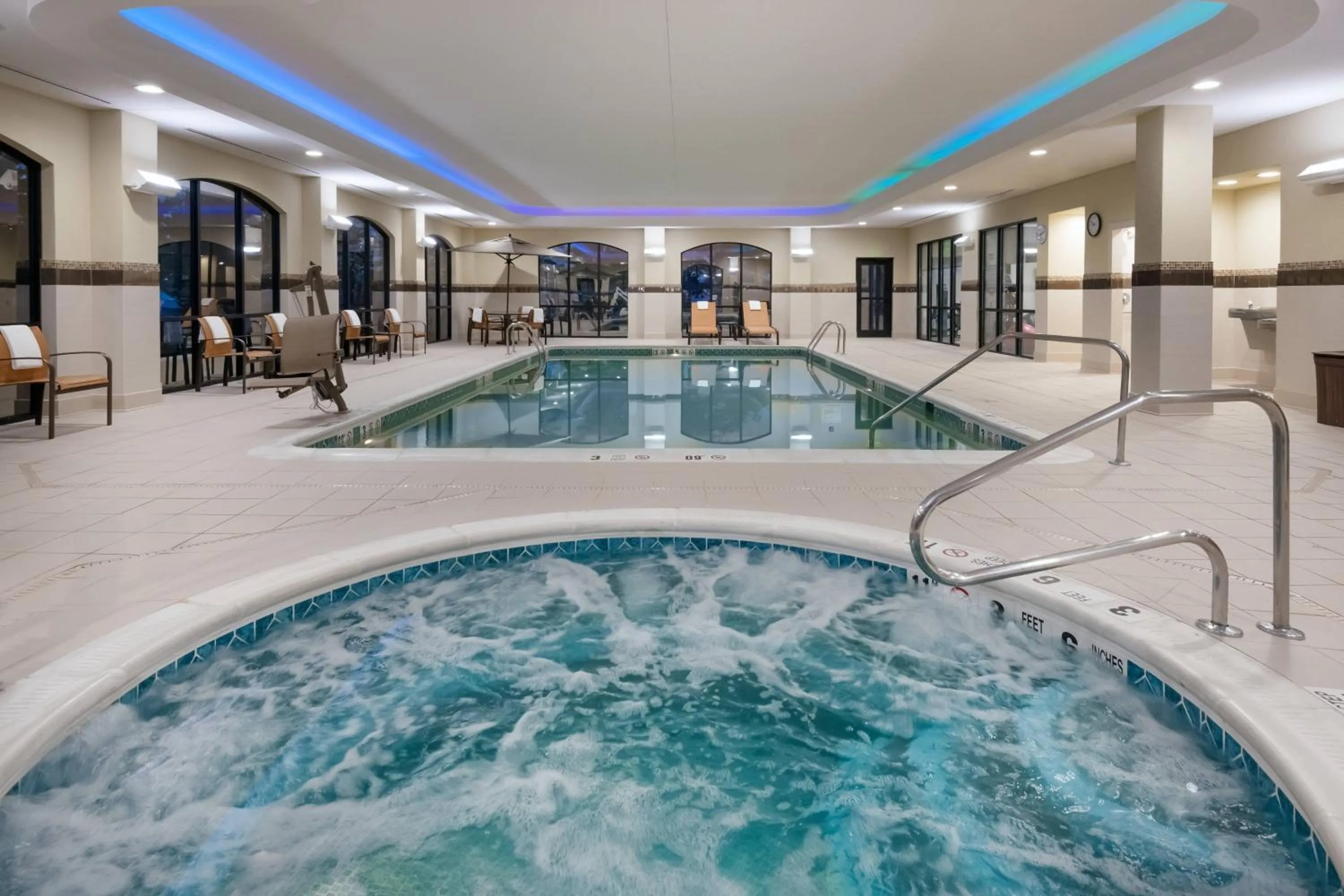 Swimming pool in Courtyard by Marriott Buffalo Airport