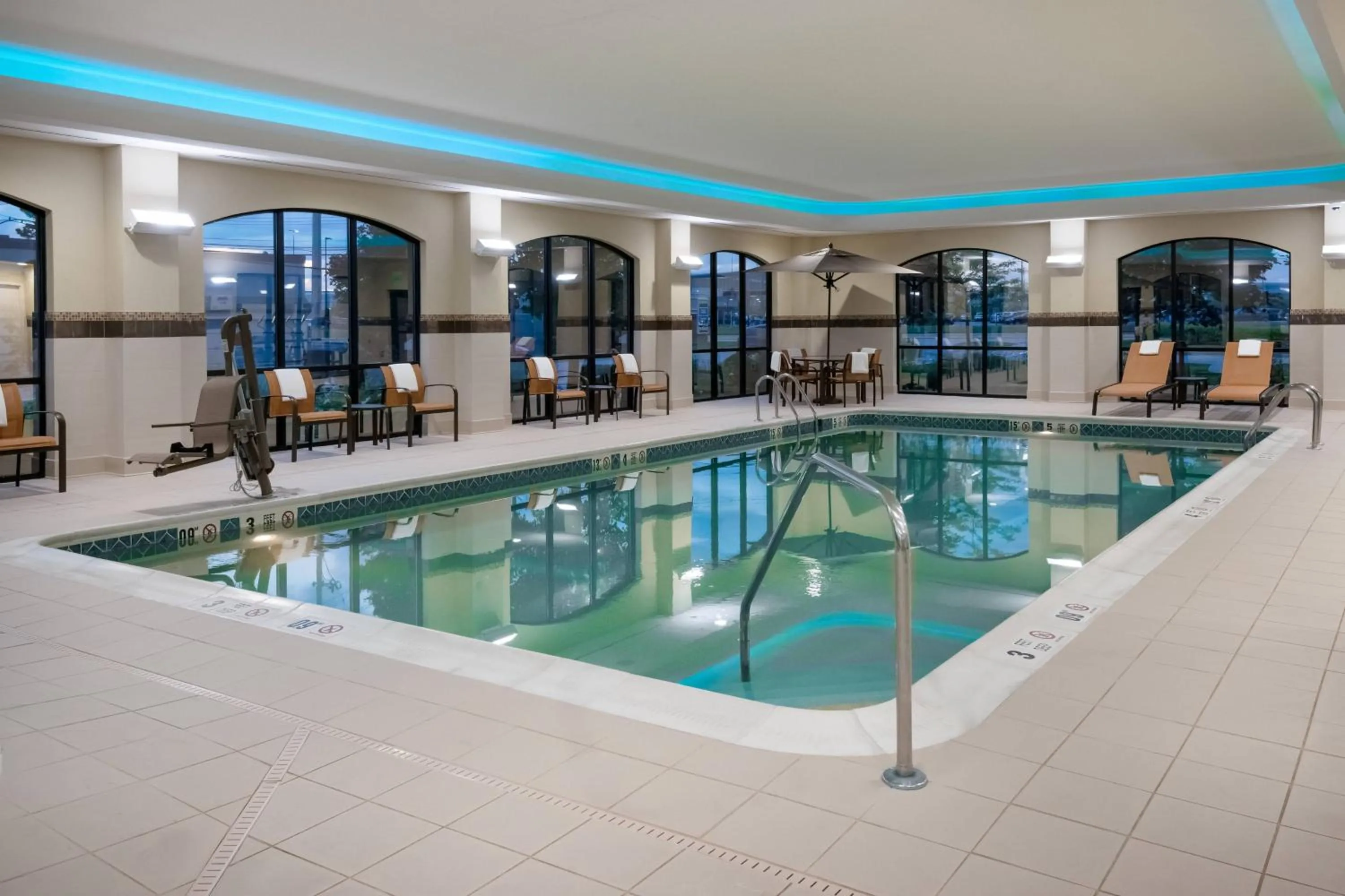 Swimming pool in Courtyard by Marriott Buffalo Airport