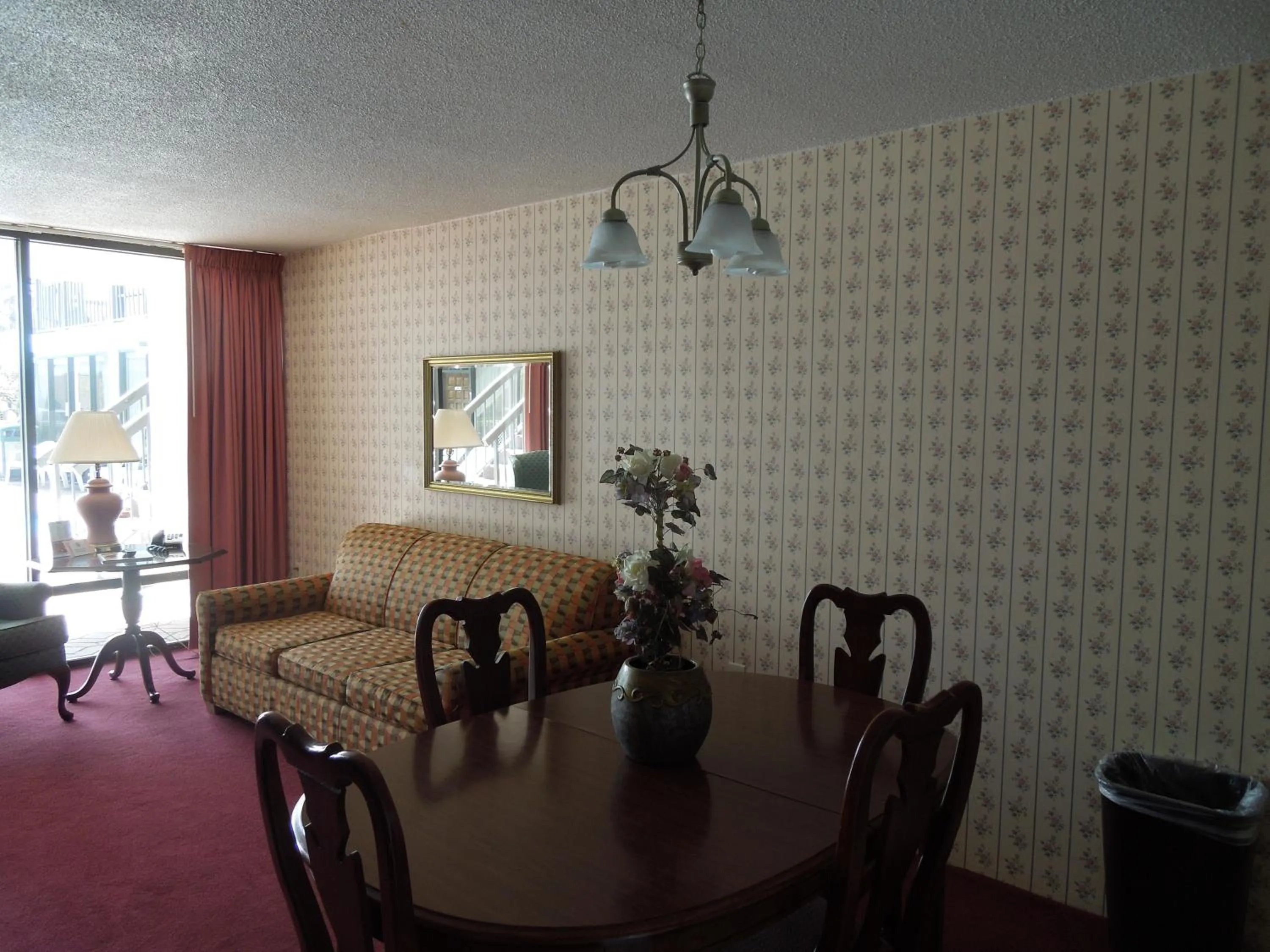 Living room in Alamar Resort Inn