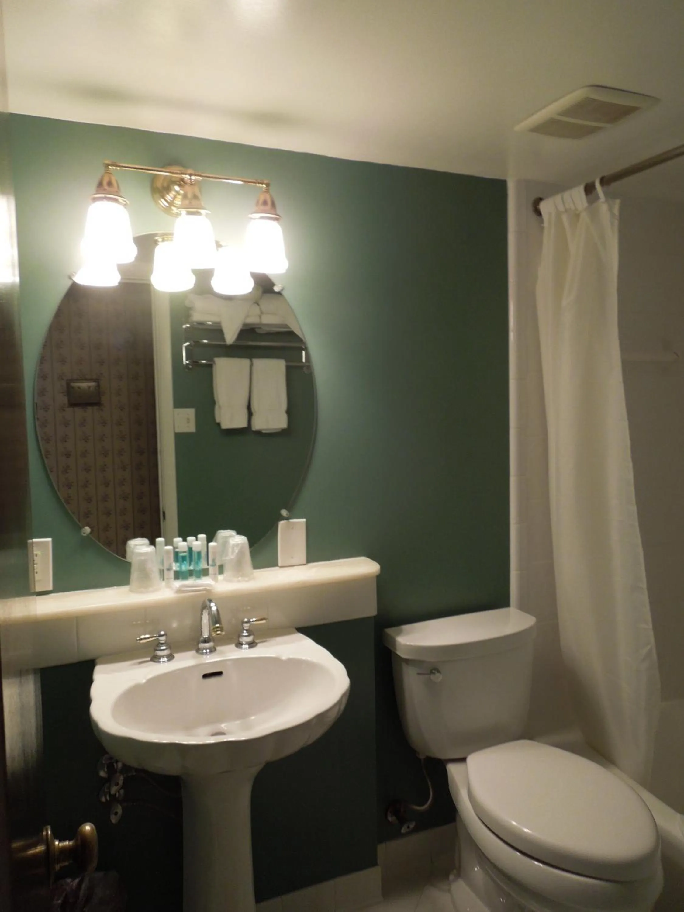 Bathroom in Alamar Resort Inn