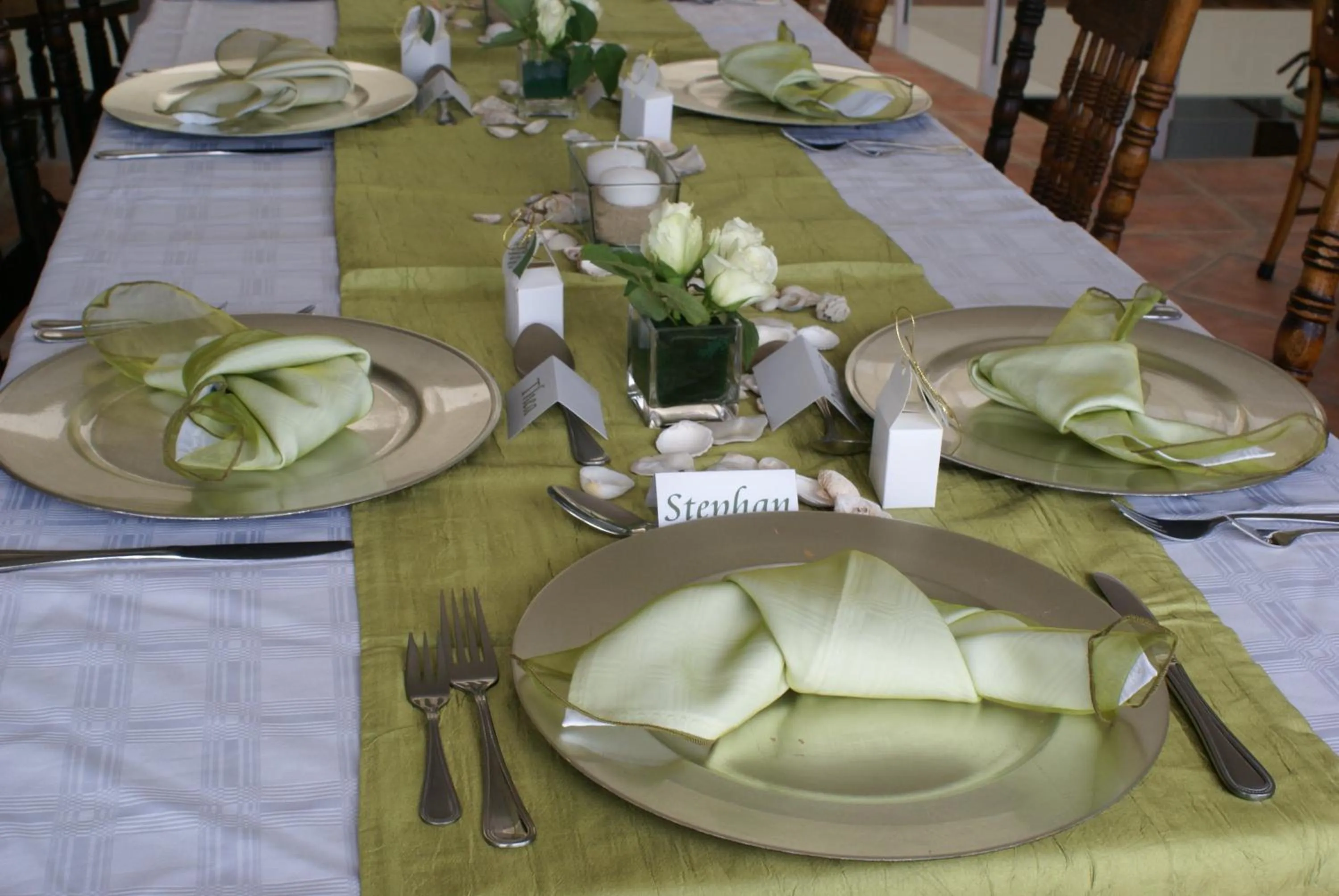 Restaurant/places to eat in The Pink Lodge on The Beach