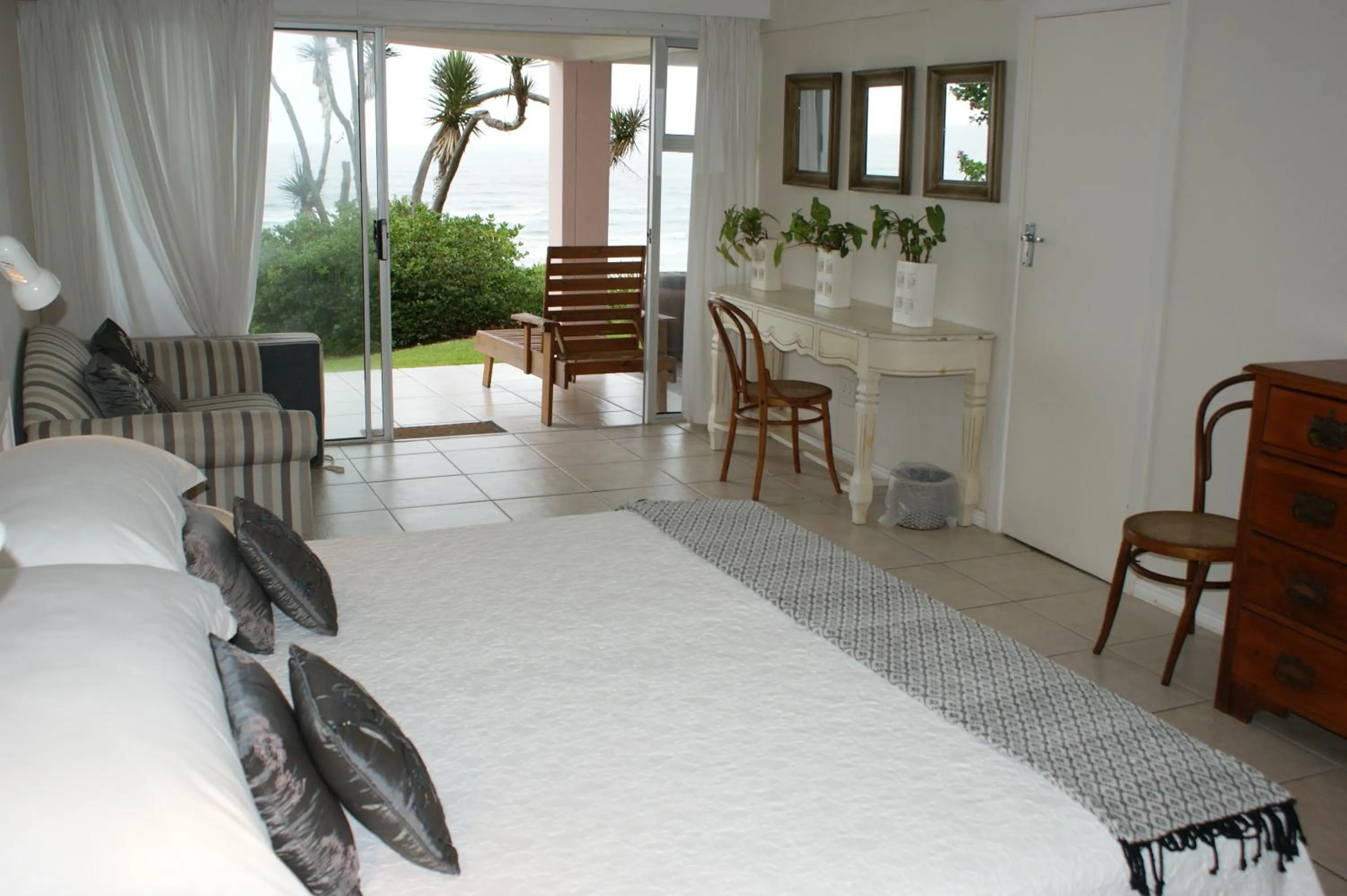 Photo of the whole room, Bed in The Pink Lodge on The Beach