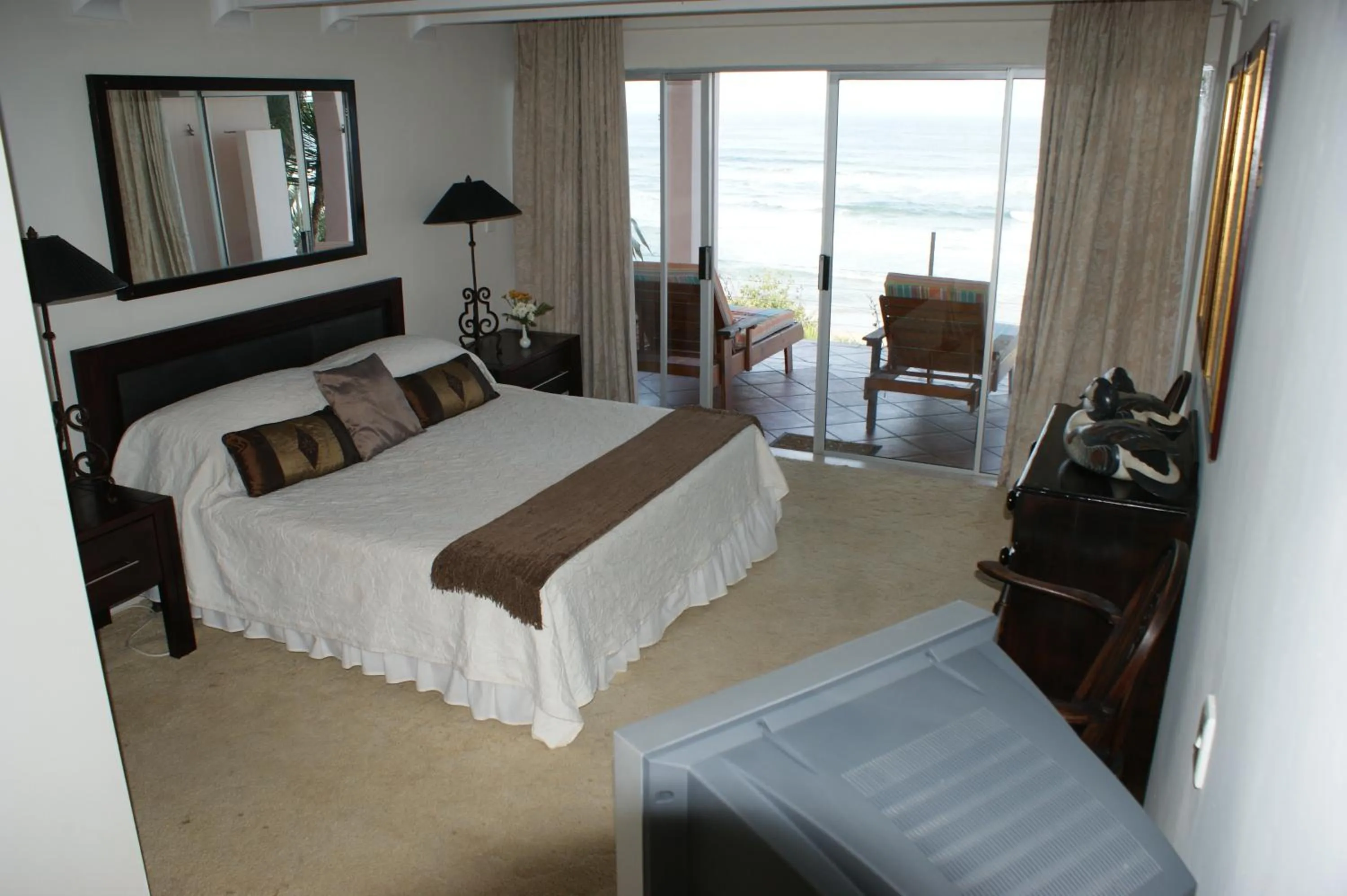 Photo of the whole room, Bed in The Pink Lodge on The Beach
