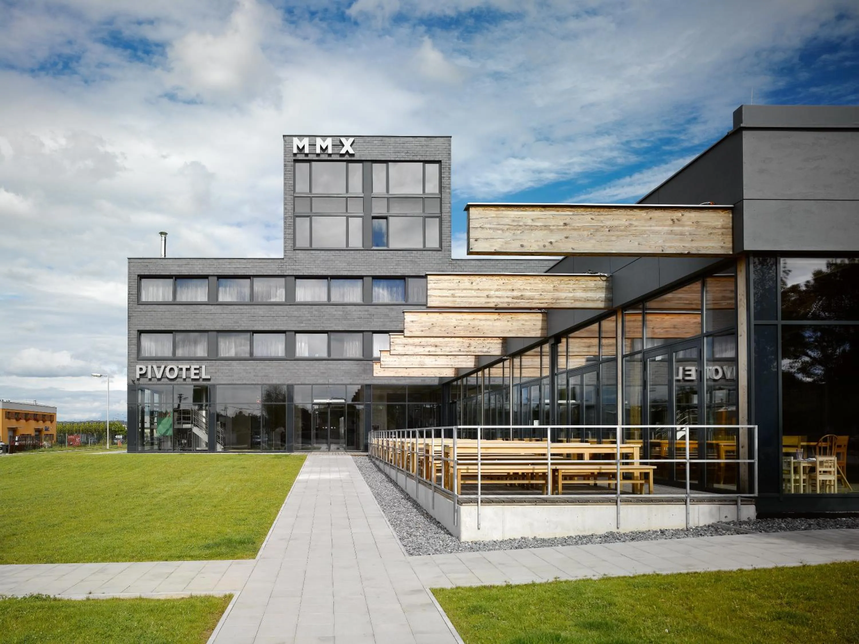 Facade/entrance in Pivotel MMX