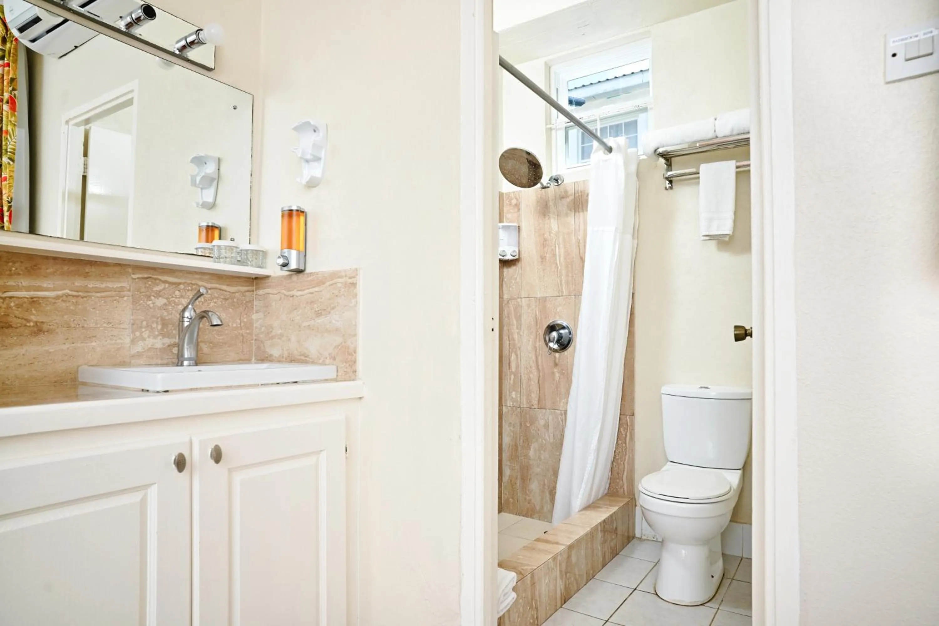 Shower in Melbourne Inn