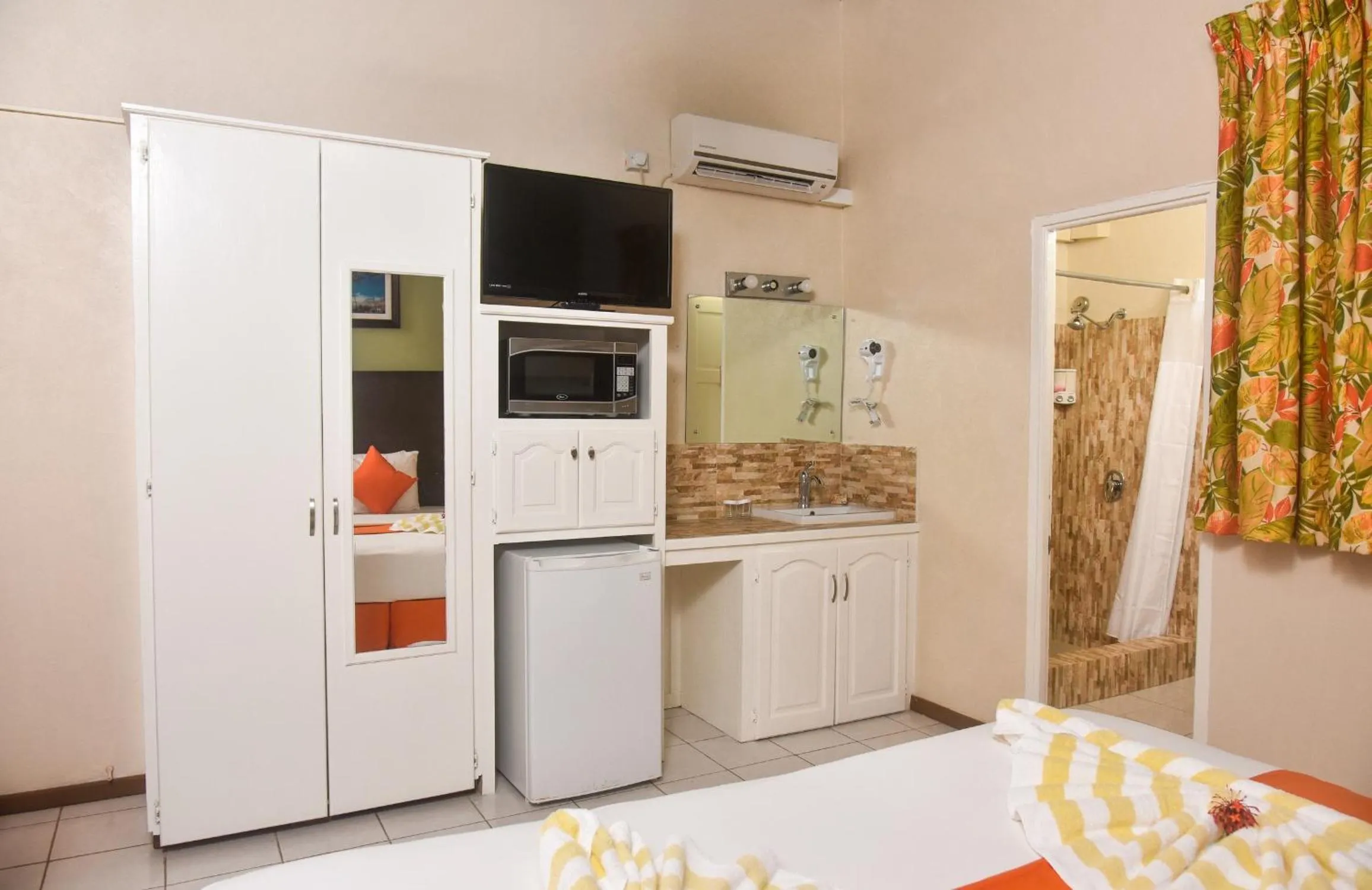 King Room with Pool View in Melbourne Inn