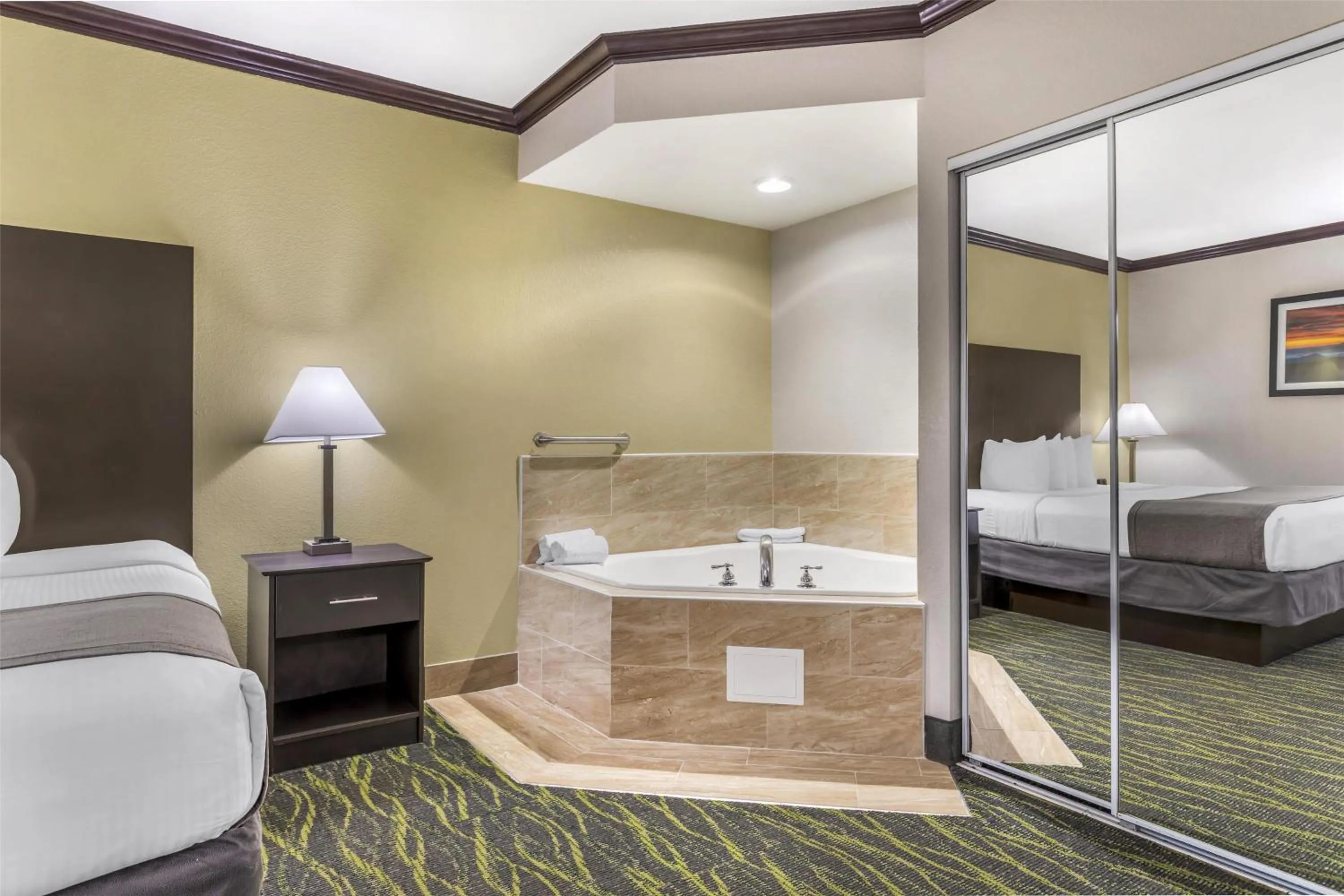 Bedroom, Bed in Best Western Asheville-Blue Ridge Parkway