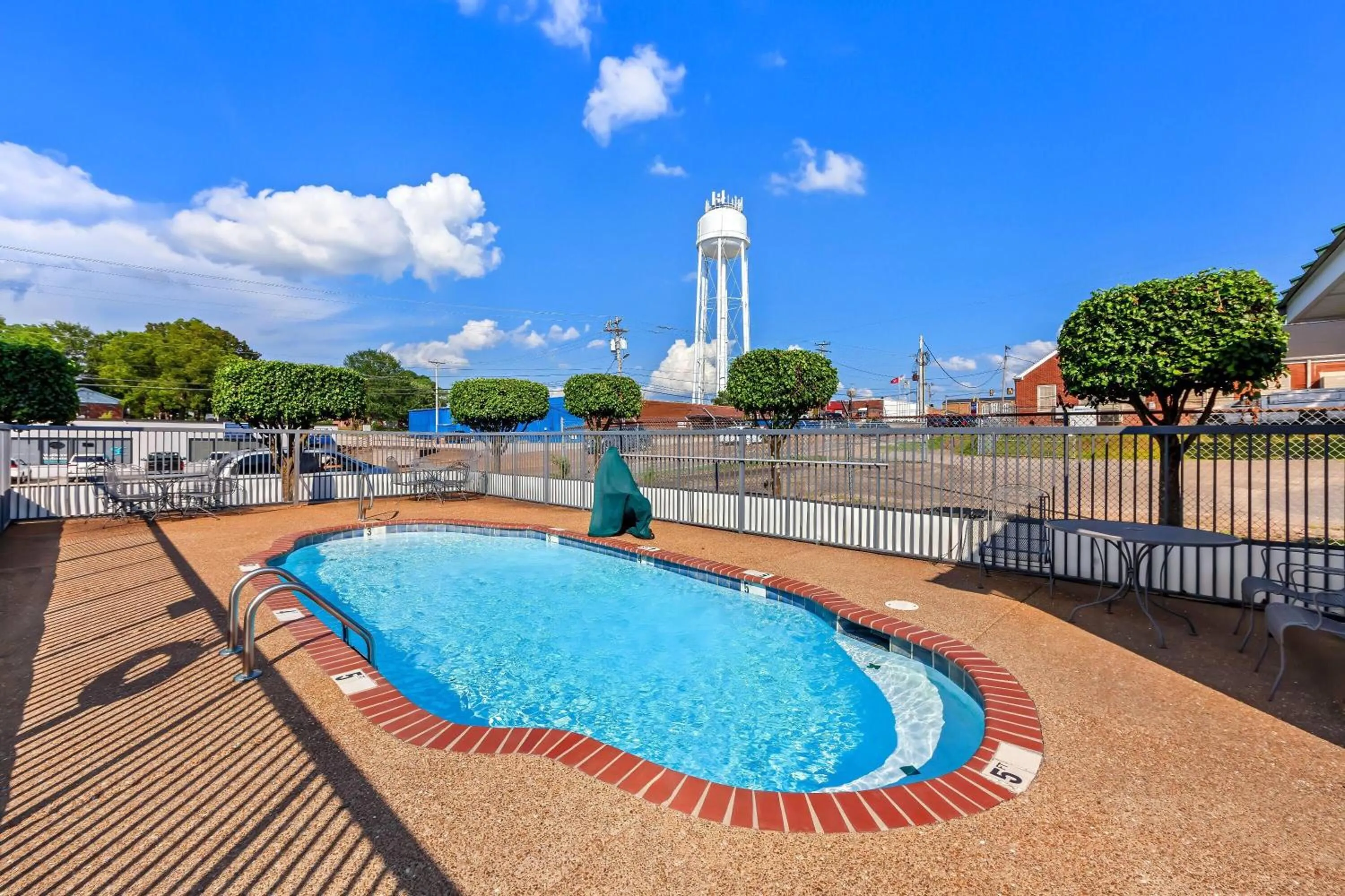 Swimming pool in Days Inn by Wyndham Lexington
