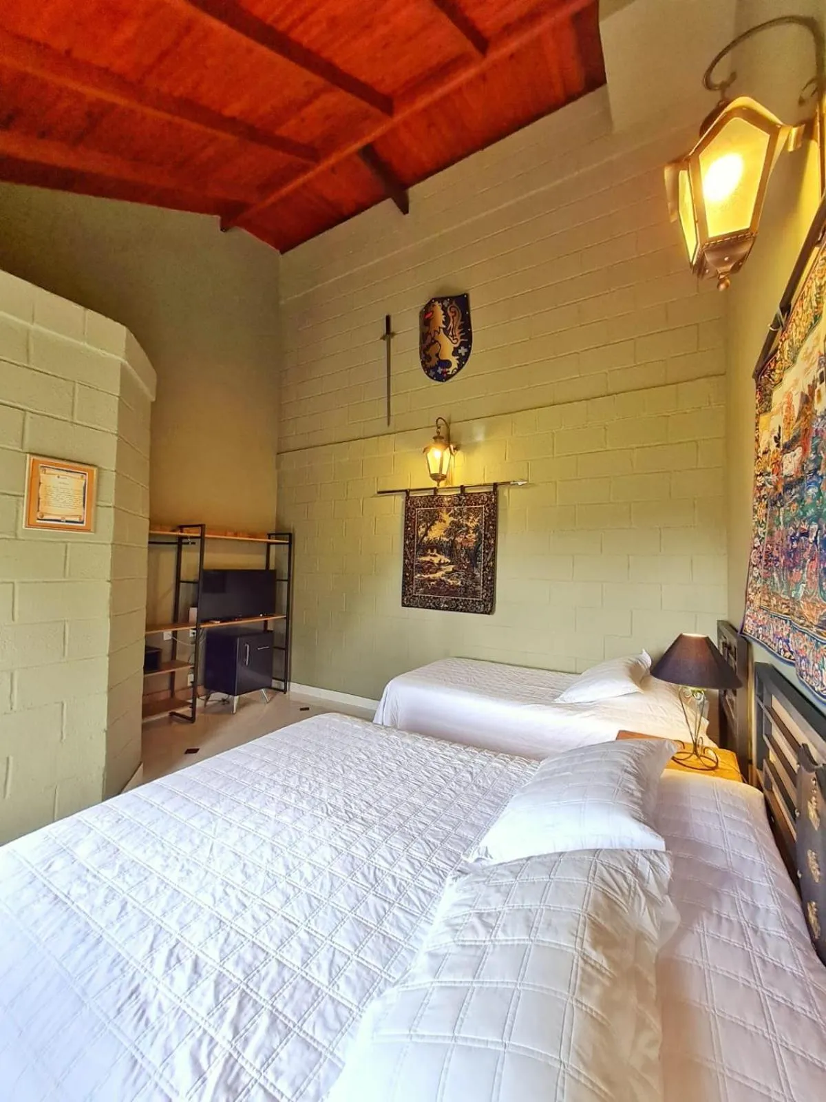 Bedroom, Bed in Pousada Camelot Inn