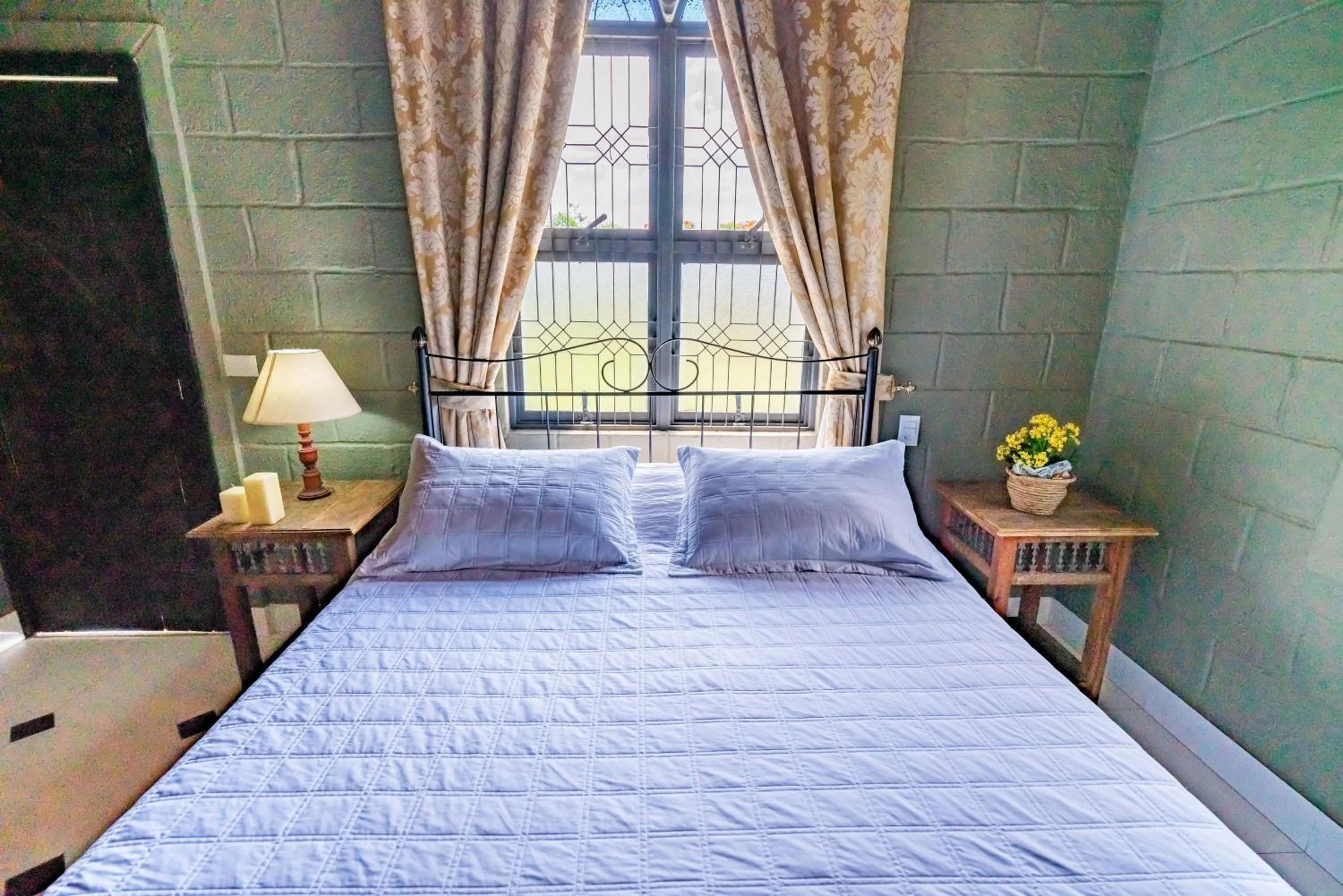 Bedroom, Bed in Pousada Camelot Inn