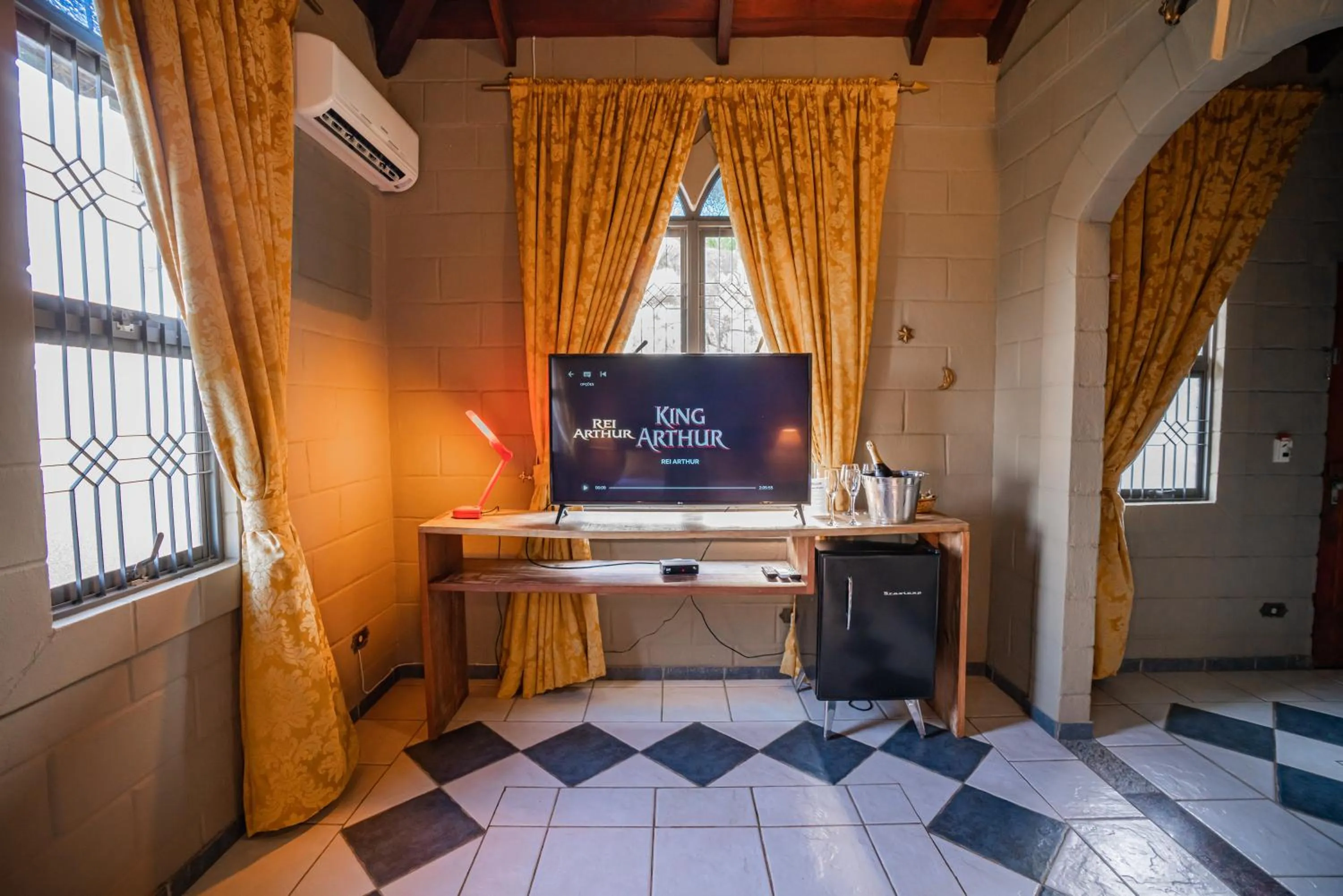 TV and multimedia in Pousada Camelot Inn
