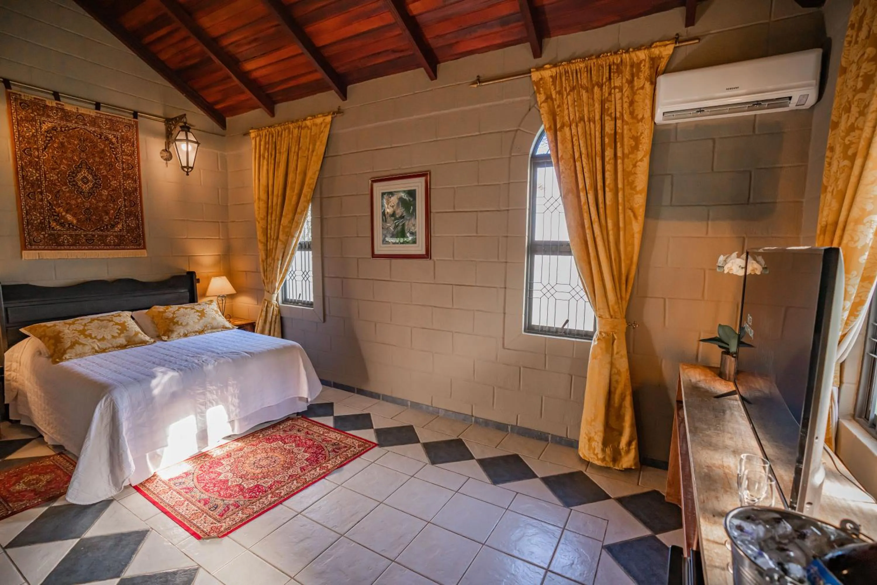 Bedroom, Bed in Pousada Camelot Inn